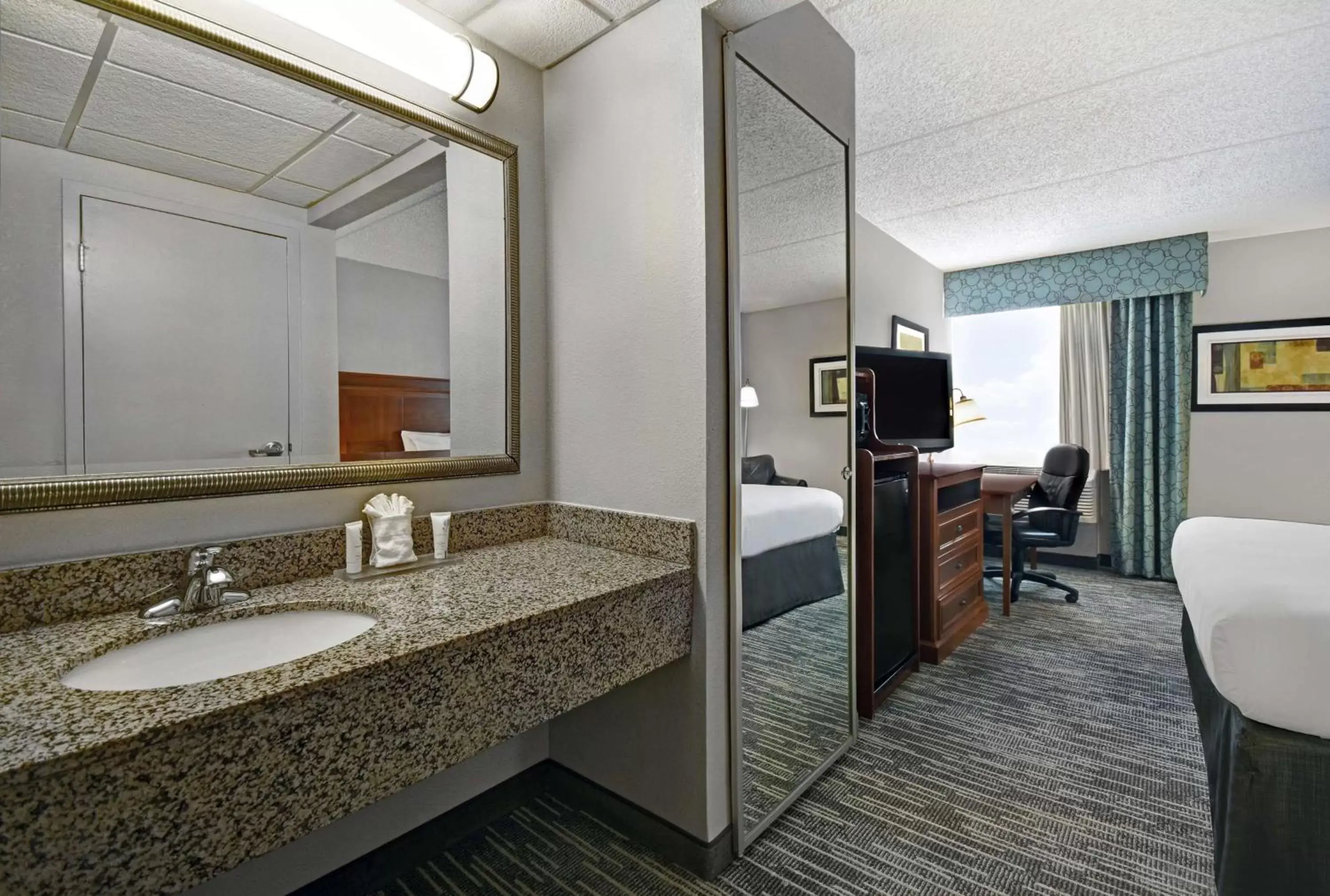 Photo of the whole room, Bathroom in Country Inn & Suites by Radisson, Rochester-University Area, NY