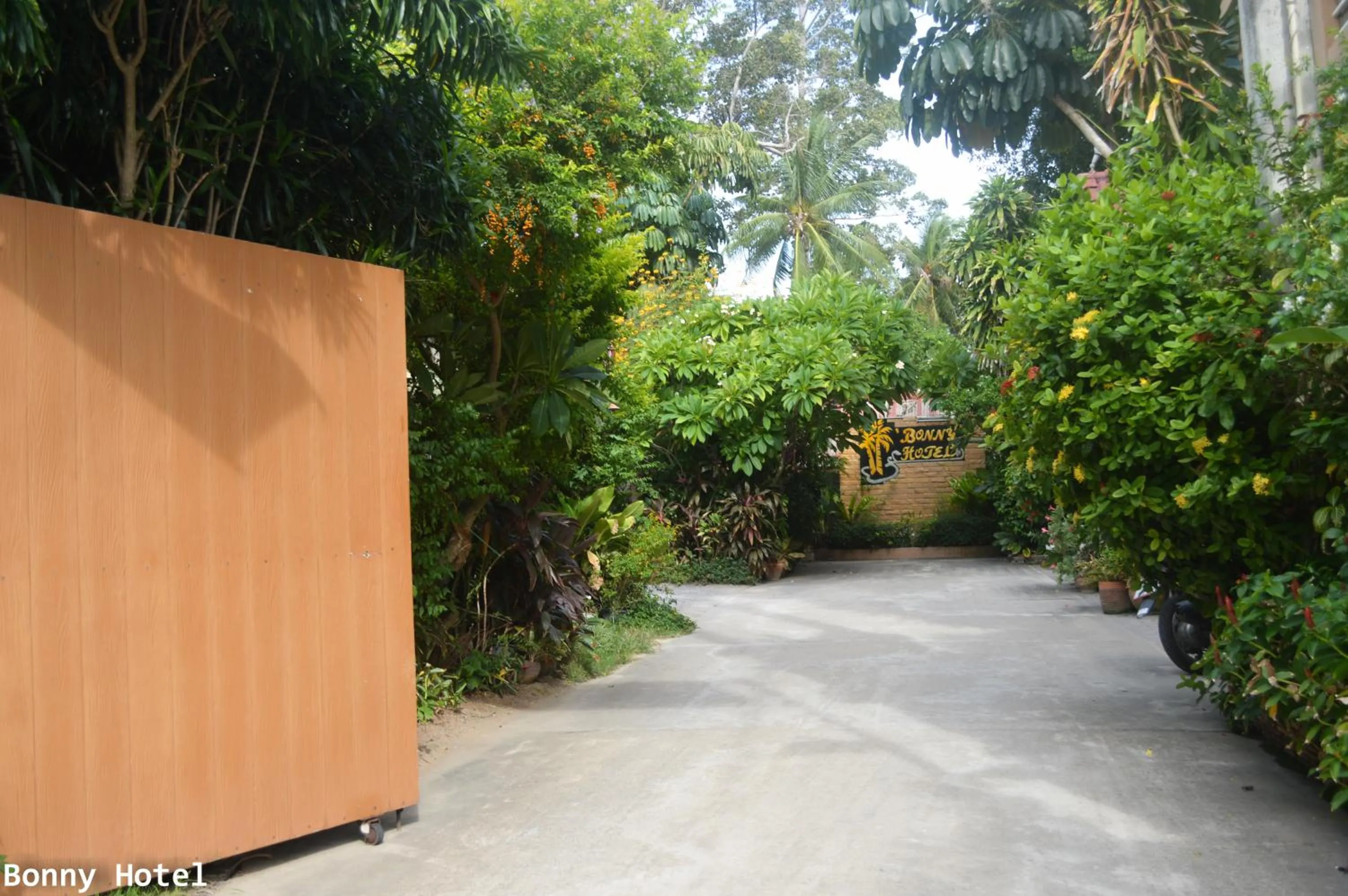 Street view in Bonny Hotel 4 Floors No Elevator