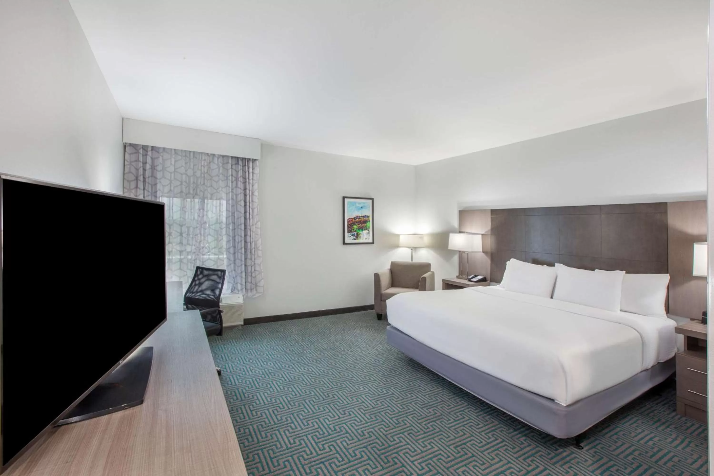 Photo of the whole room, Bed in La Quinta by Wyndham Dallas Duncanville