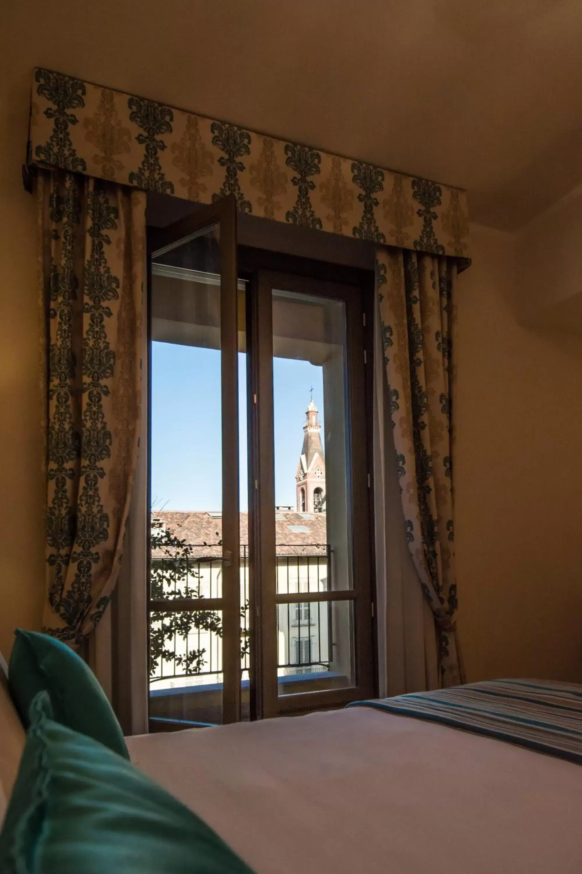 View (from property/room), Bed in Best Western Plus Hotel Genova