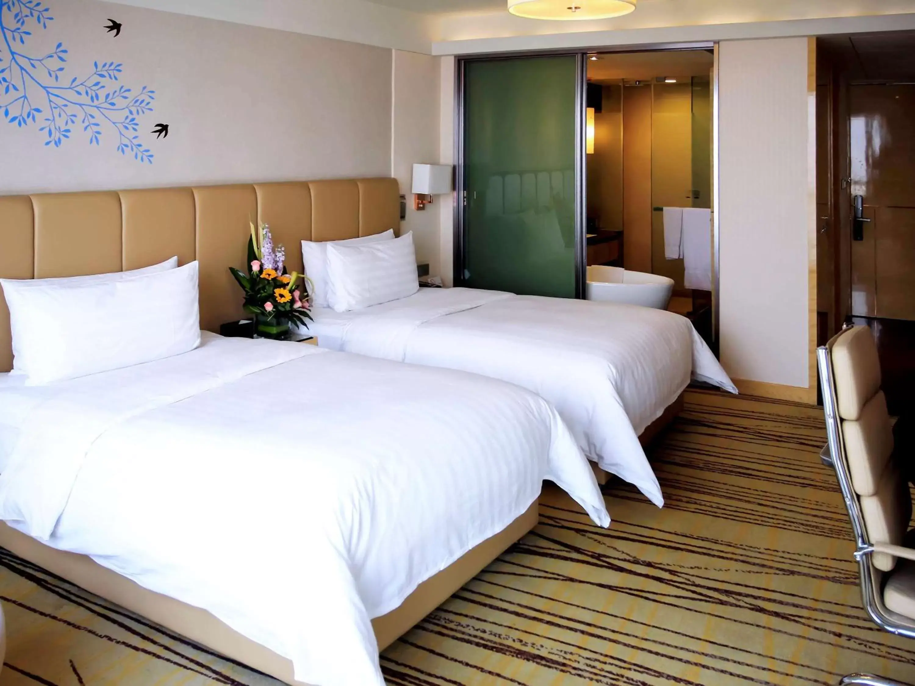 Photo of the whole room, Bed in Pullman Linyi Lushang