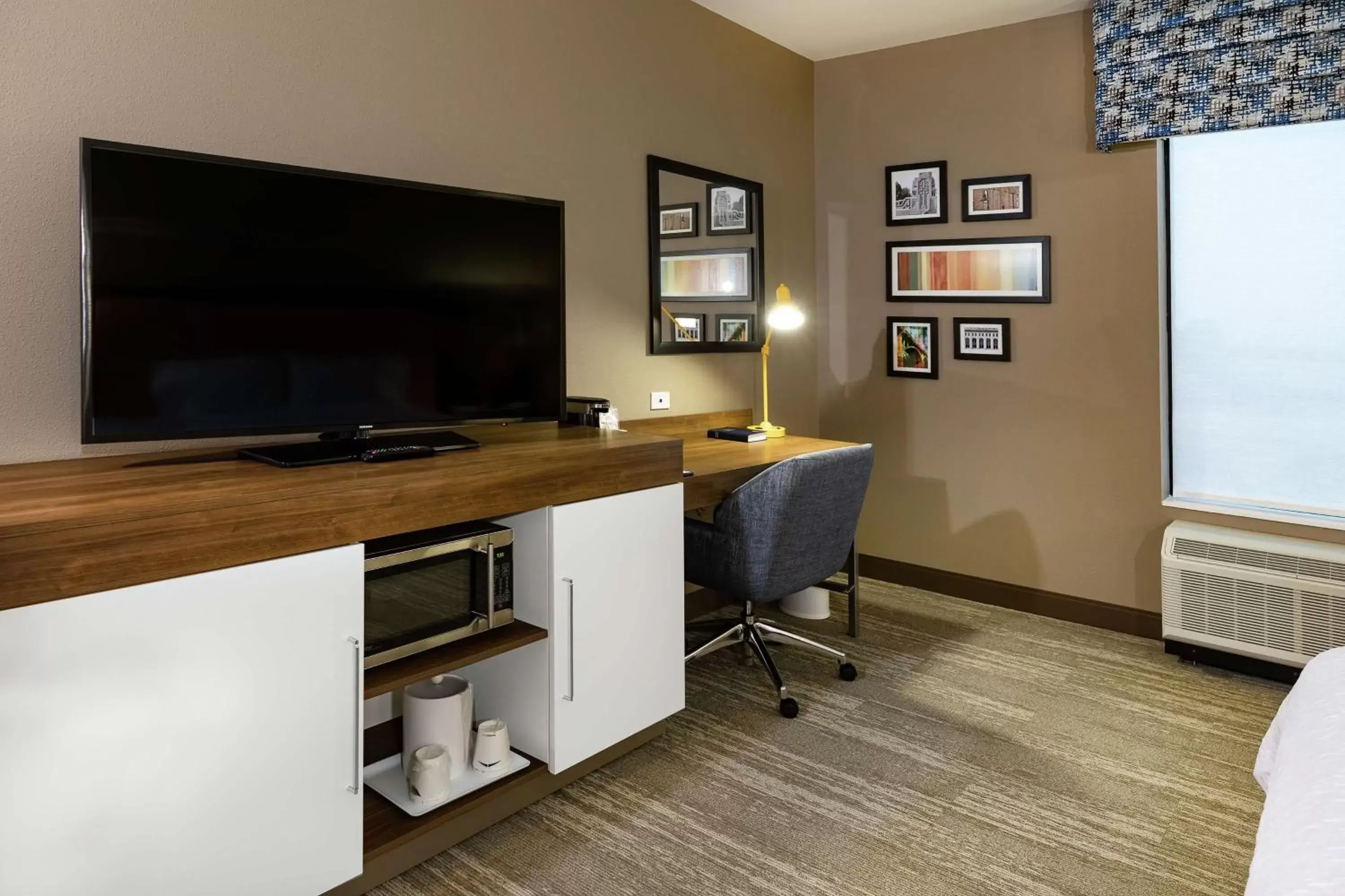 Bedroom, TV/Entertainment Center in Hampton Inn & Suites By Hilton-Columbia Killian Road