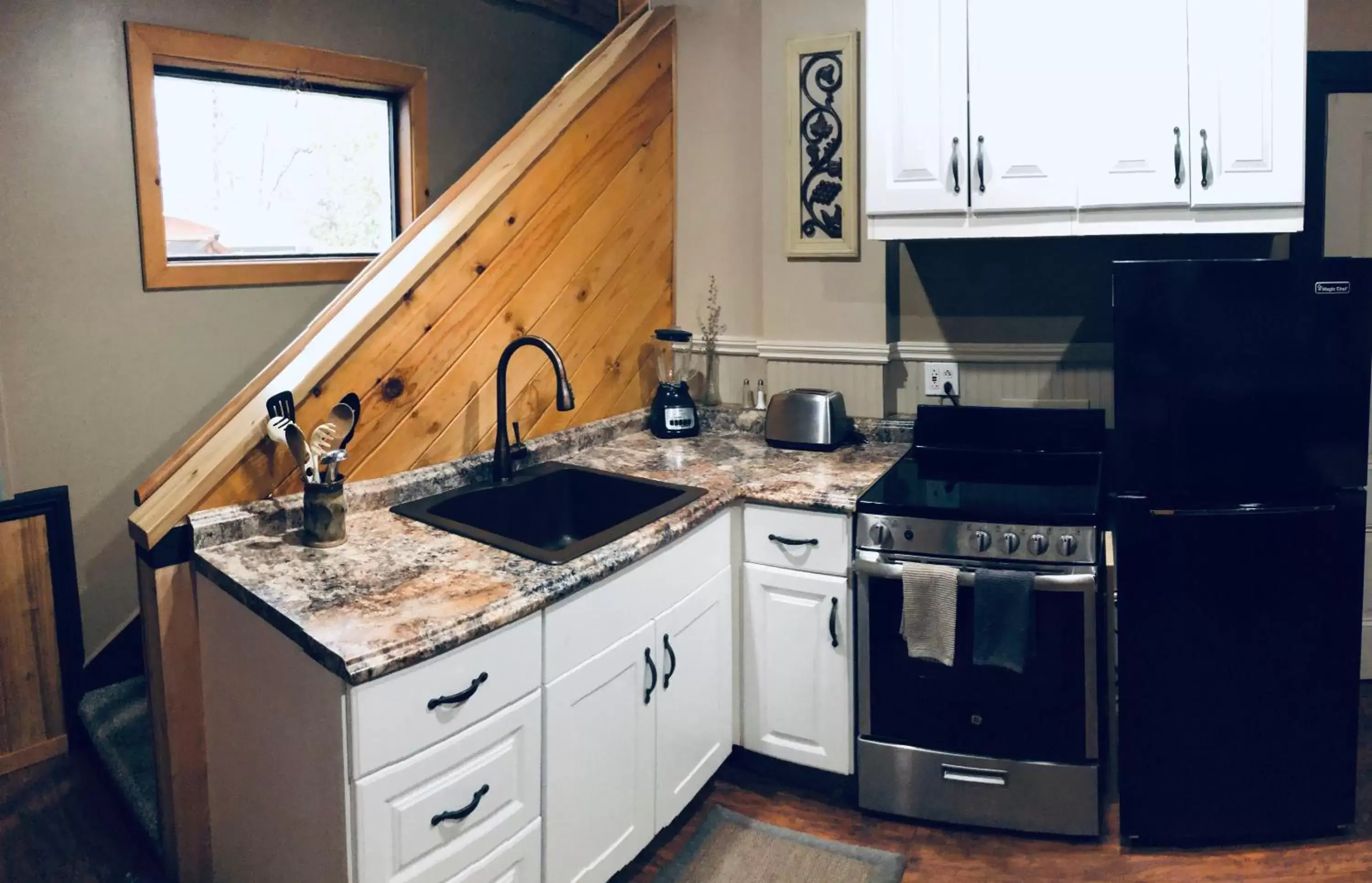 Kitchen/Kitchenette in The Whitmore Inn