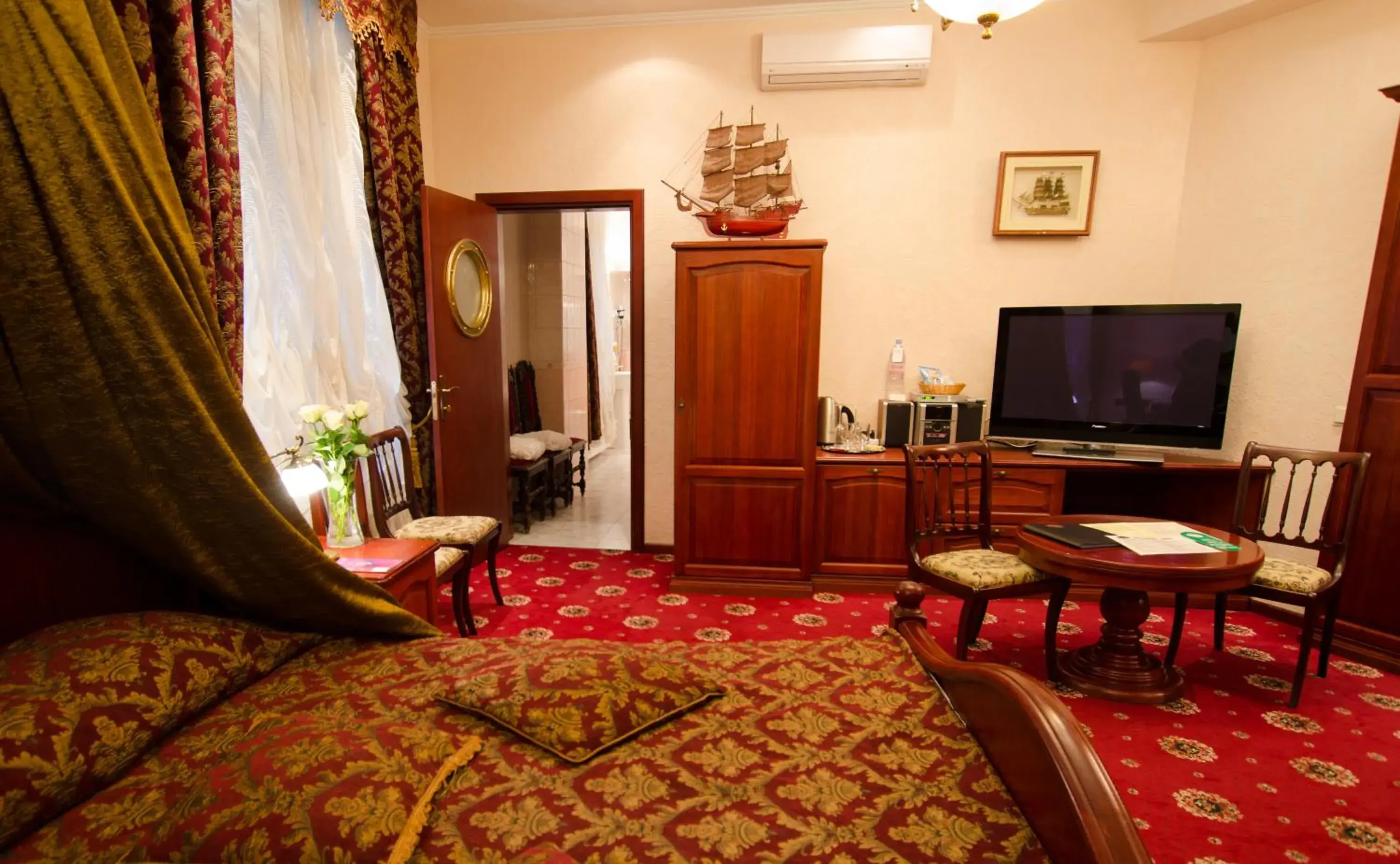 Photo of the whole room, TV/Entertainment Center in Boutique Hotel Monte Kristo