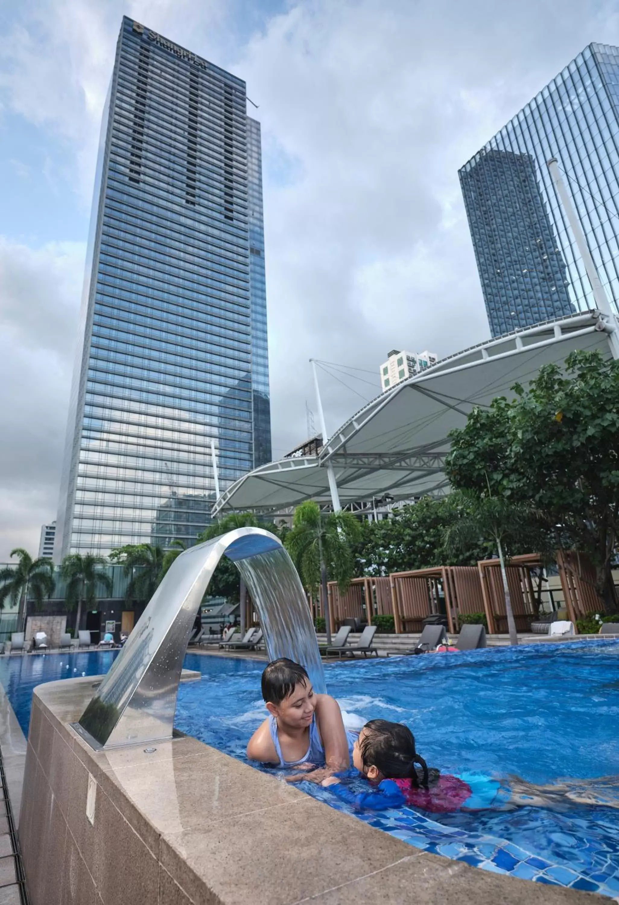 Swimming Pool in Shangri-La The Fort, Manila