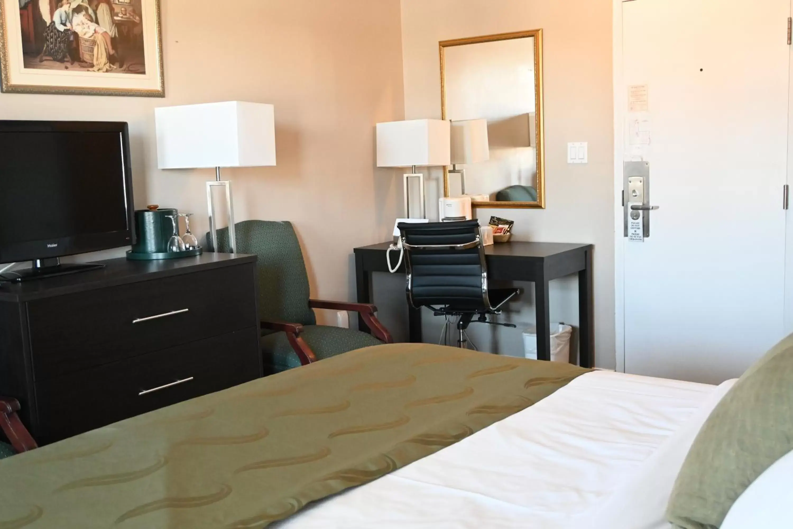 Guests, Bed in The Gananoque Inn & Spa