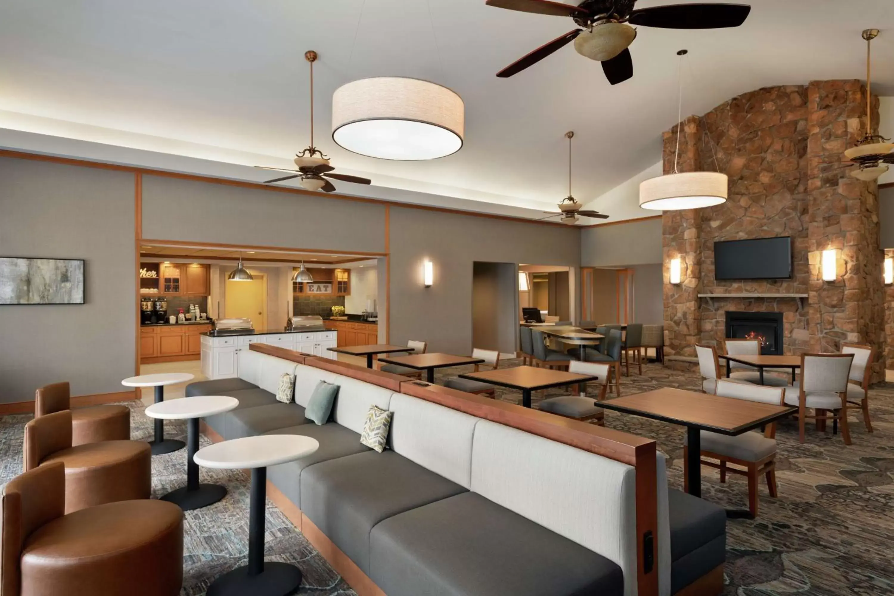 Dining area, Lounge/Bar in Homewood Suites by Hilton Allentown-West/Fogelsville