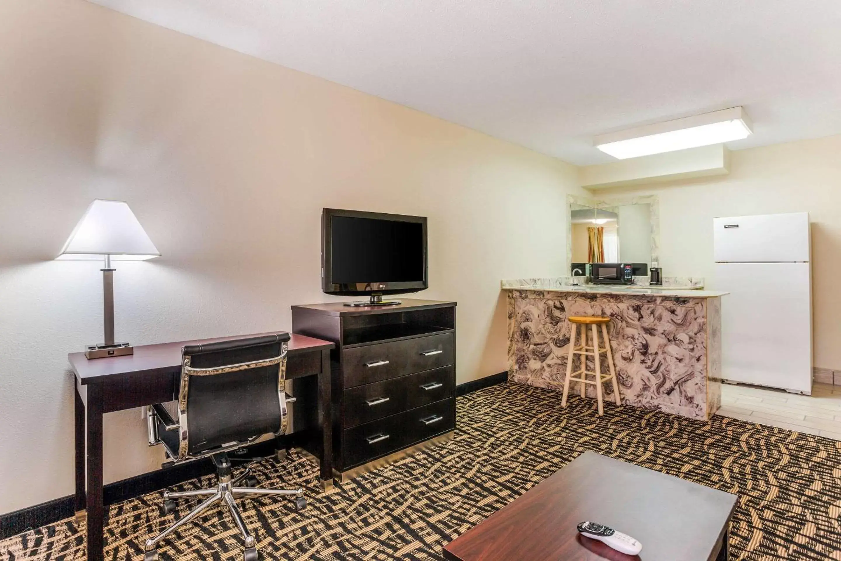 Photo of the whole room, TV/Entertainment Center in Quality Inn Russellville