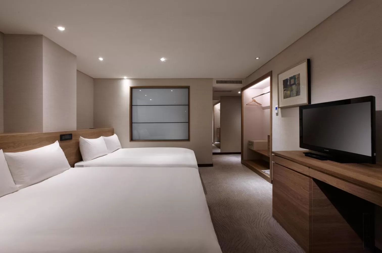 Photo of the whole room, Bed in Royal Inn Taipei Nanxi - MRT Zhongshan Station