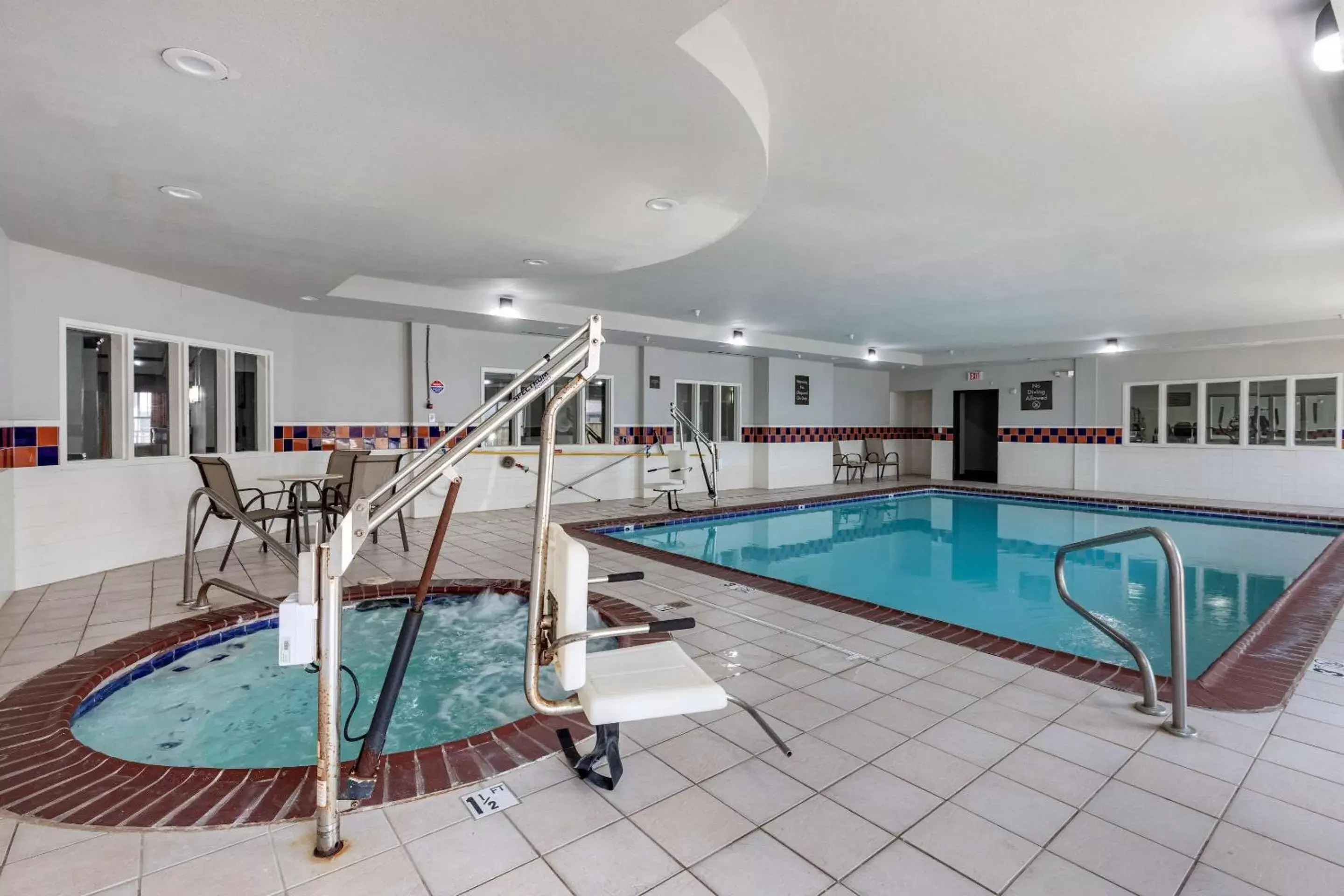 Swimming Pool in Quality Inn & Suites I-35 E/Walnut Hill