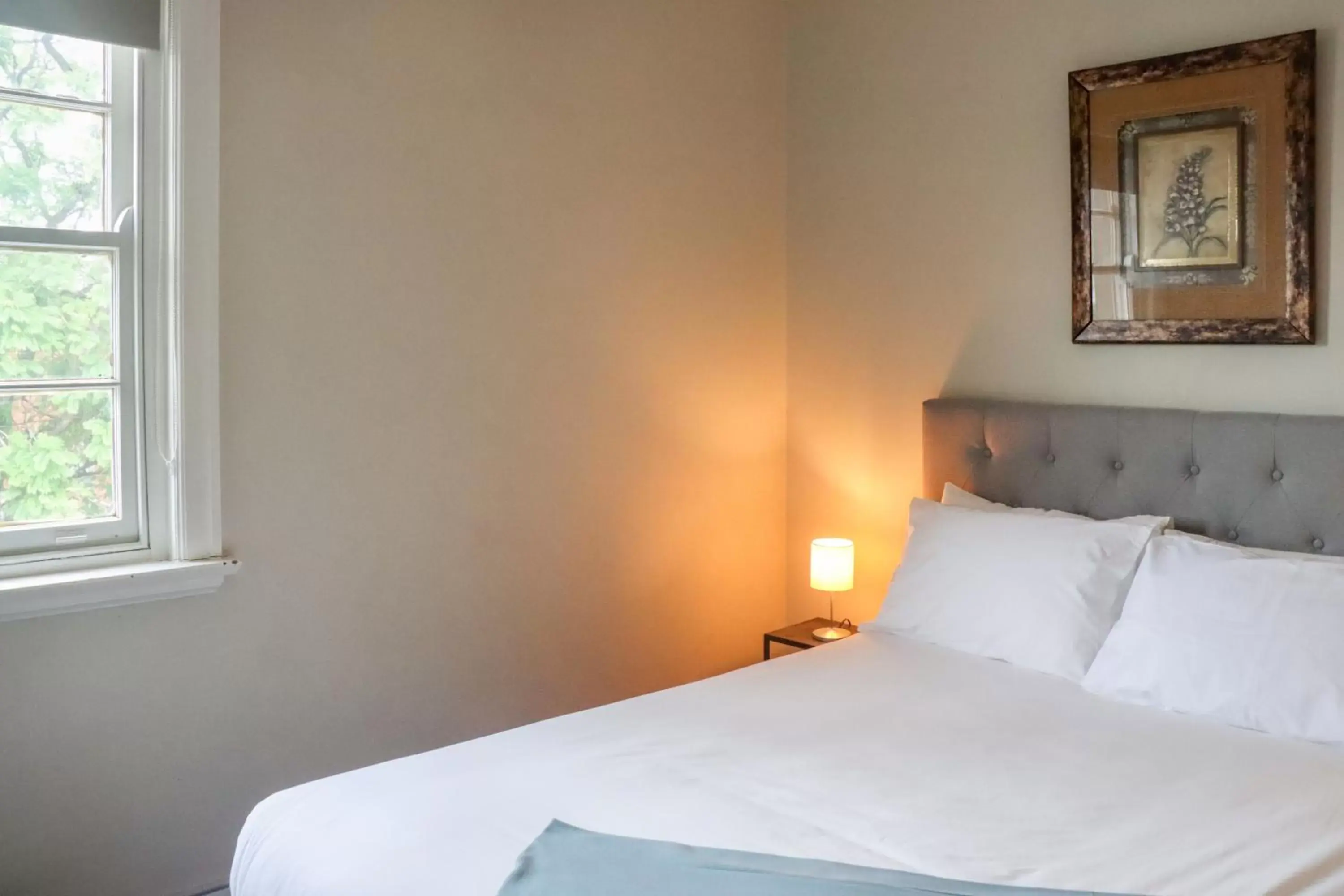 Double Room with Shared Bathroom in Tates Hotel Windsor Double Room with Shared Bathroom in Tates Hotel Windsor