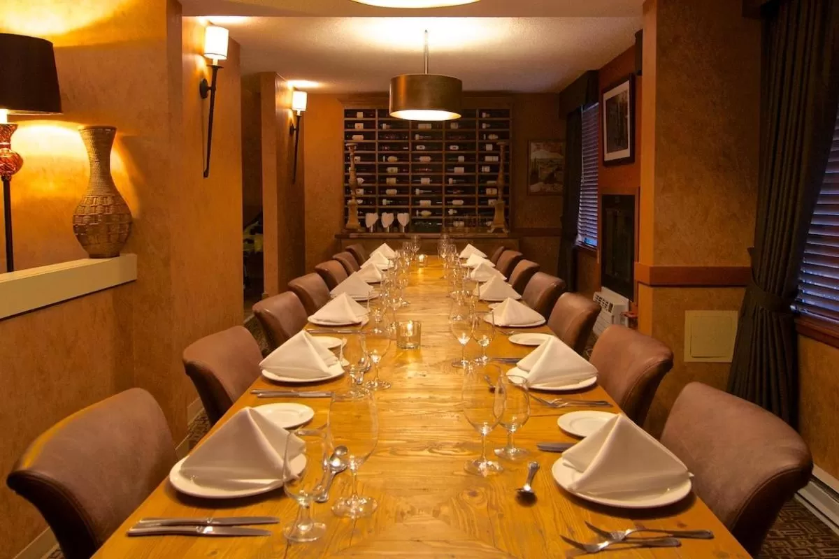 Restaurant/places to eat in Mountain Side Hotel Whistler by Executive