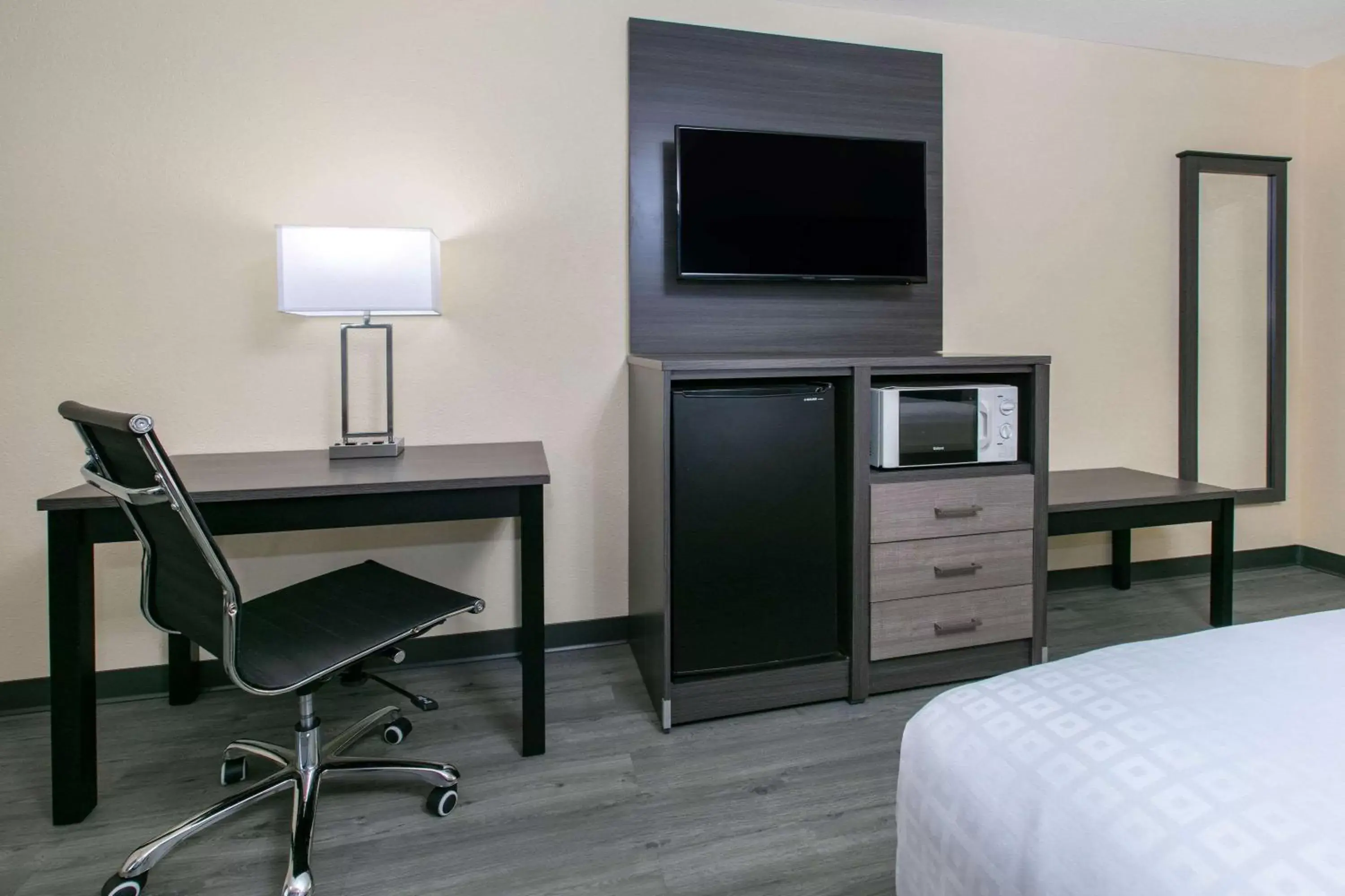 Photo of the whole room, TV/Entertainment Center in Days Inn by Wyndham Waco