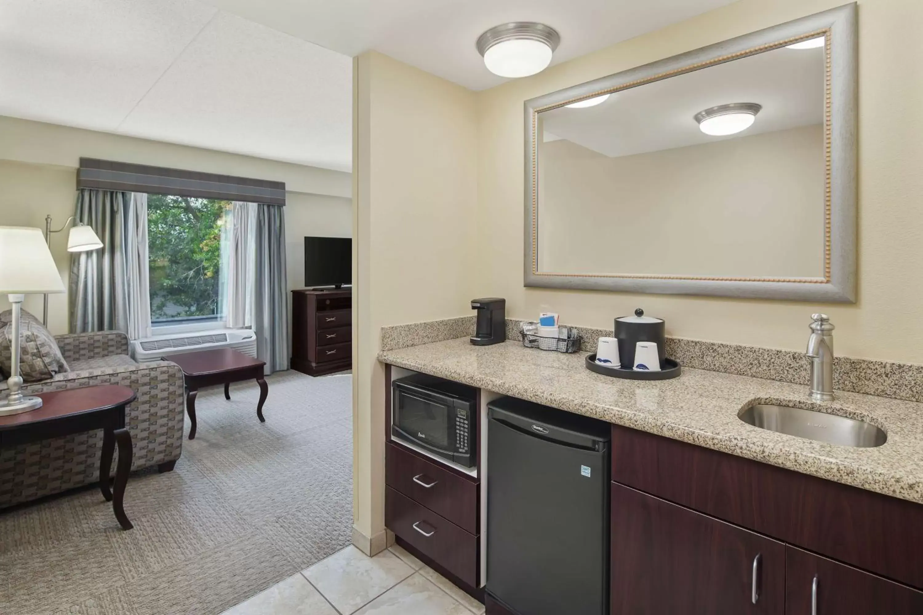 Bedroom, Kitchen/Kitchenette in Hampton Inn Fairhope-Mobile Bay, AL