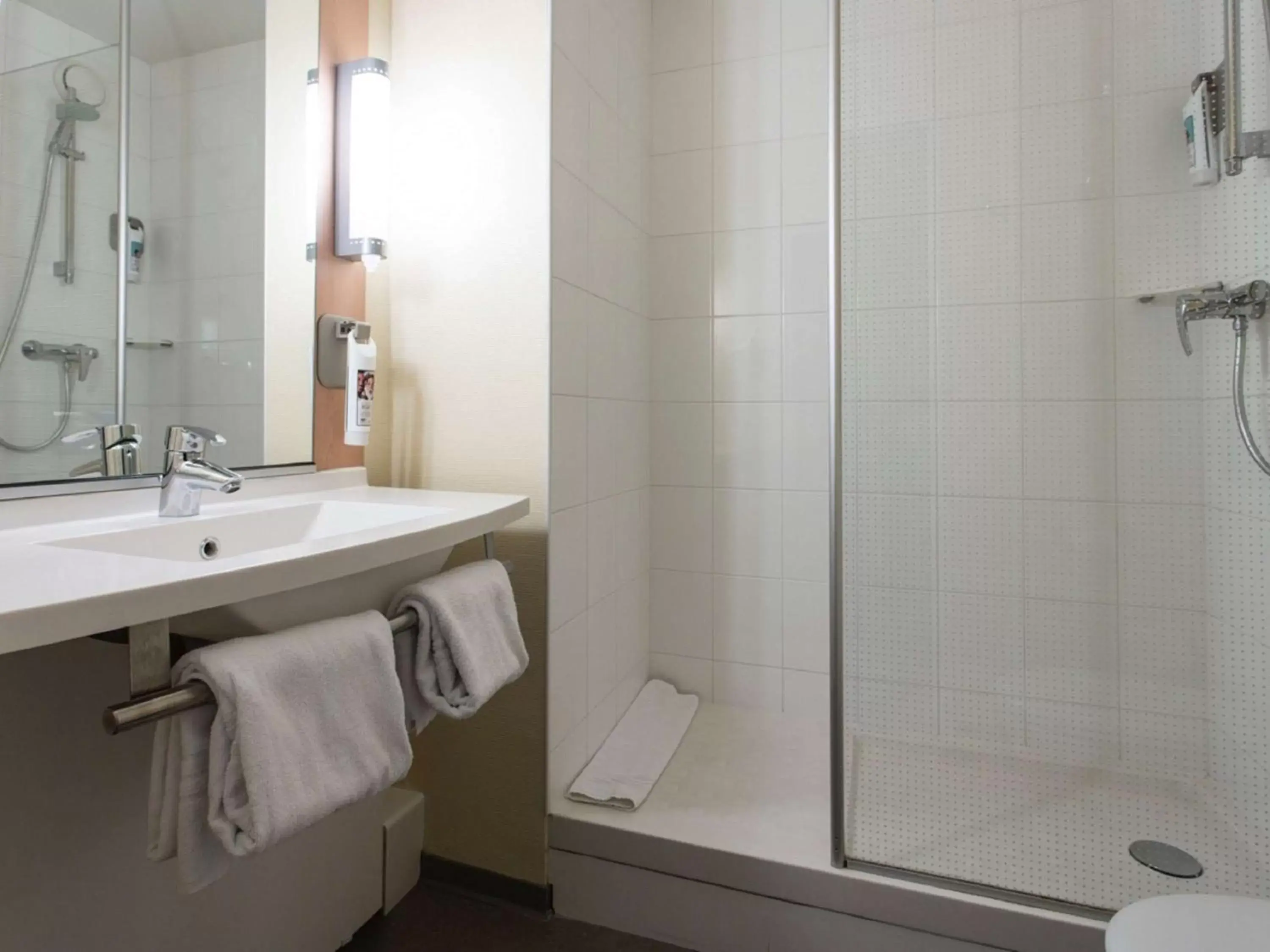 Shower, Bathroom in ibis Senlis