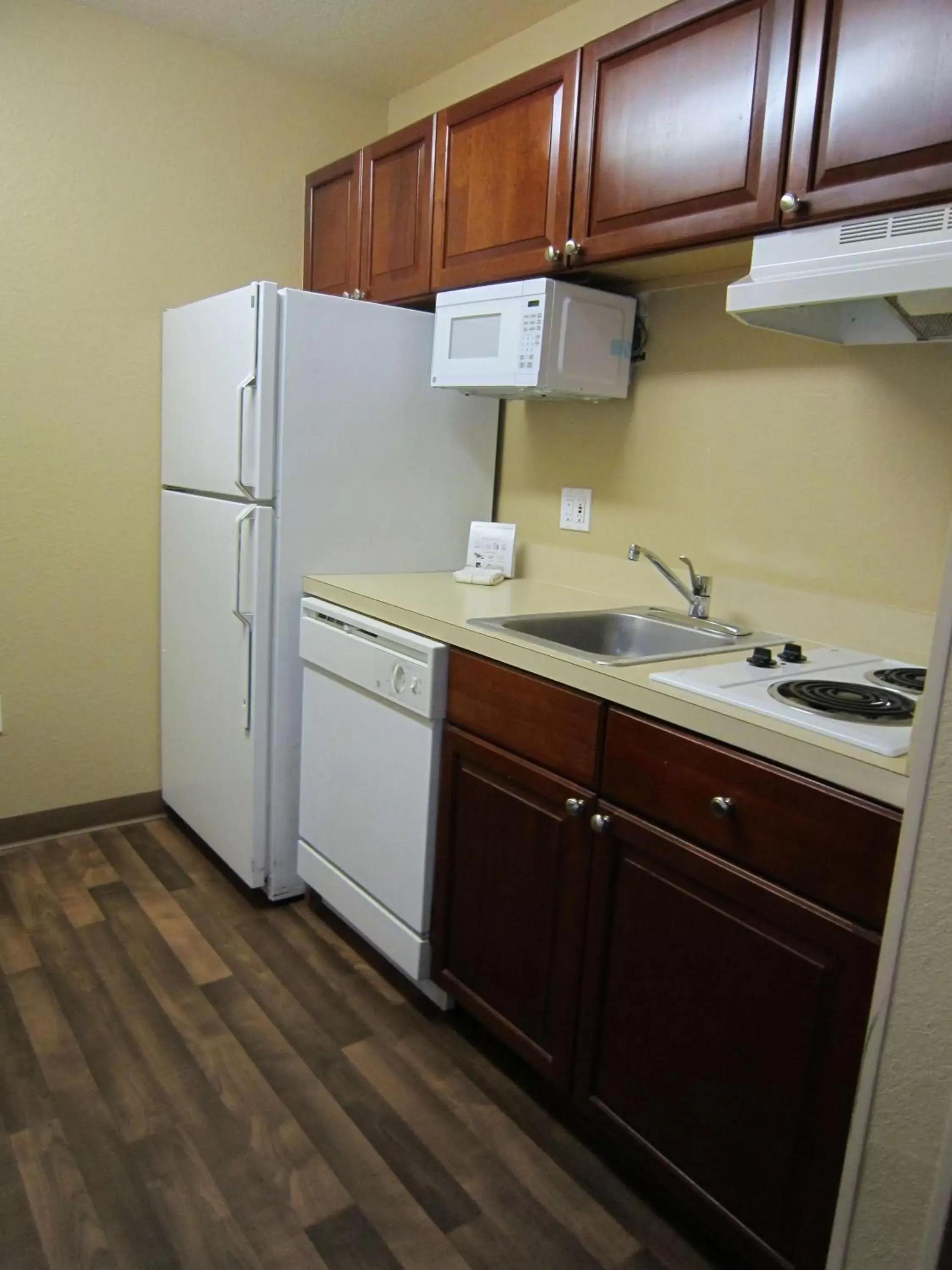 Kitchen or kitchenette, Kitchen/Kitchenette in Extended Stay America Suites - Columbia - Columbia Corporate Park