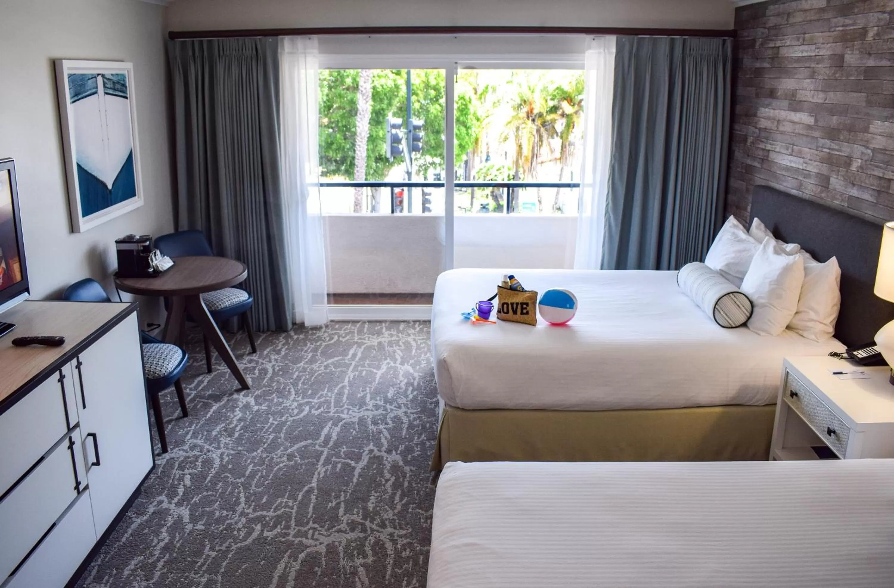 Balcony/Terrace, Bed in Beachside Inn