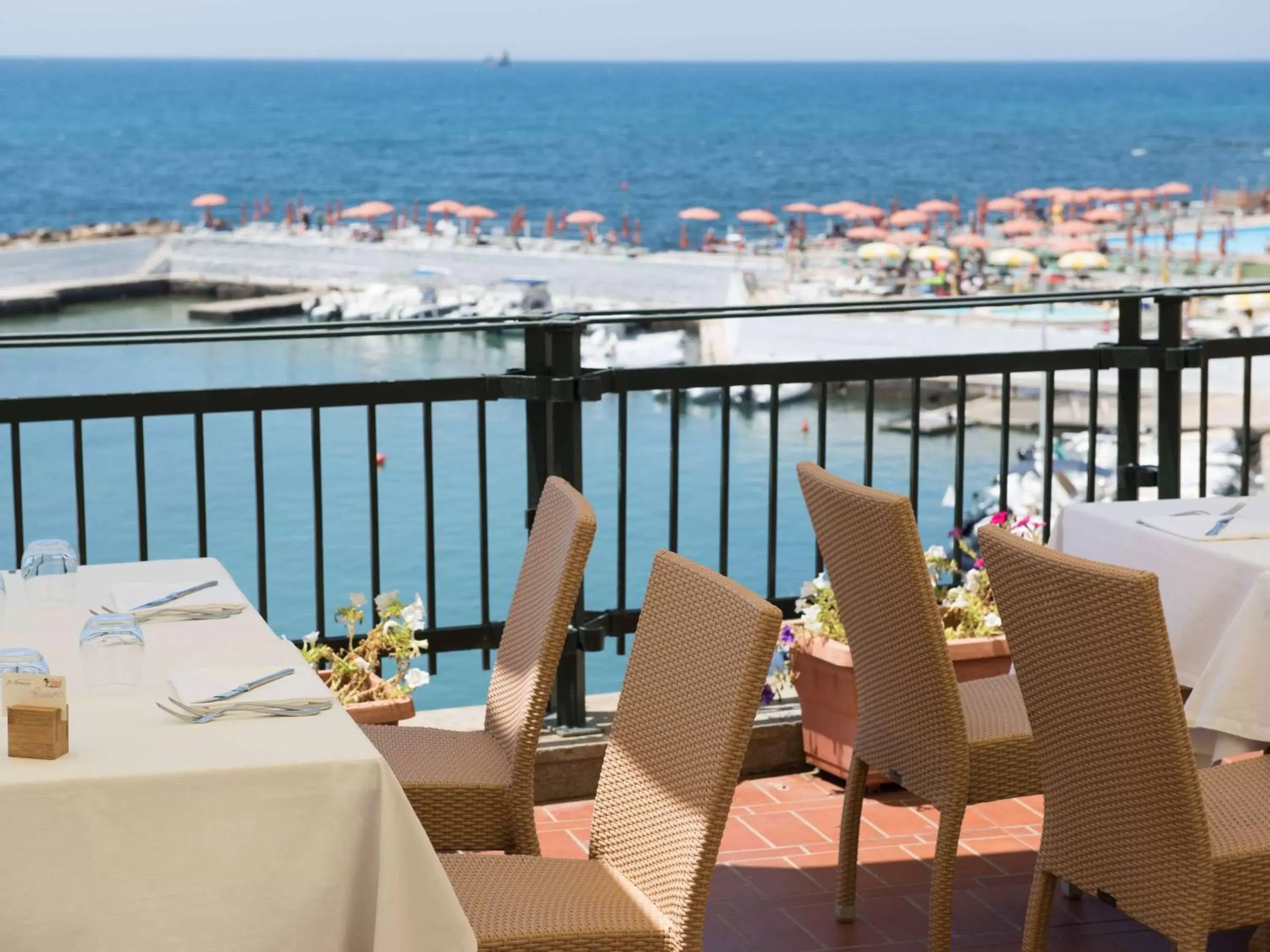 Property building, Restaurant/Places to Eat in Mercure Civitavecchia Sunbay Park Hotel