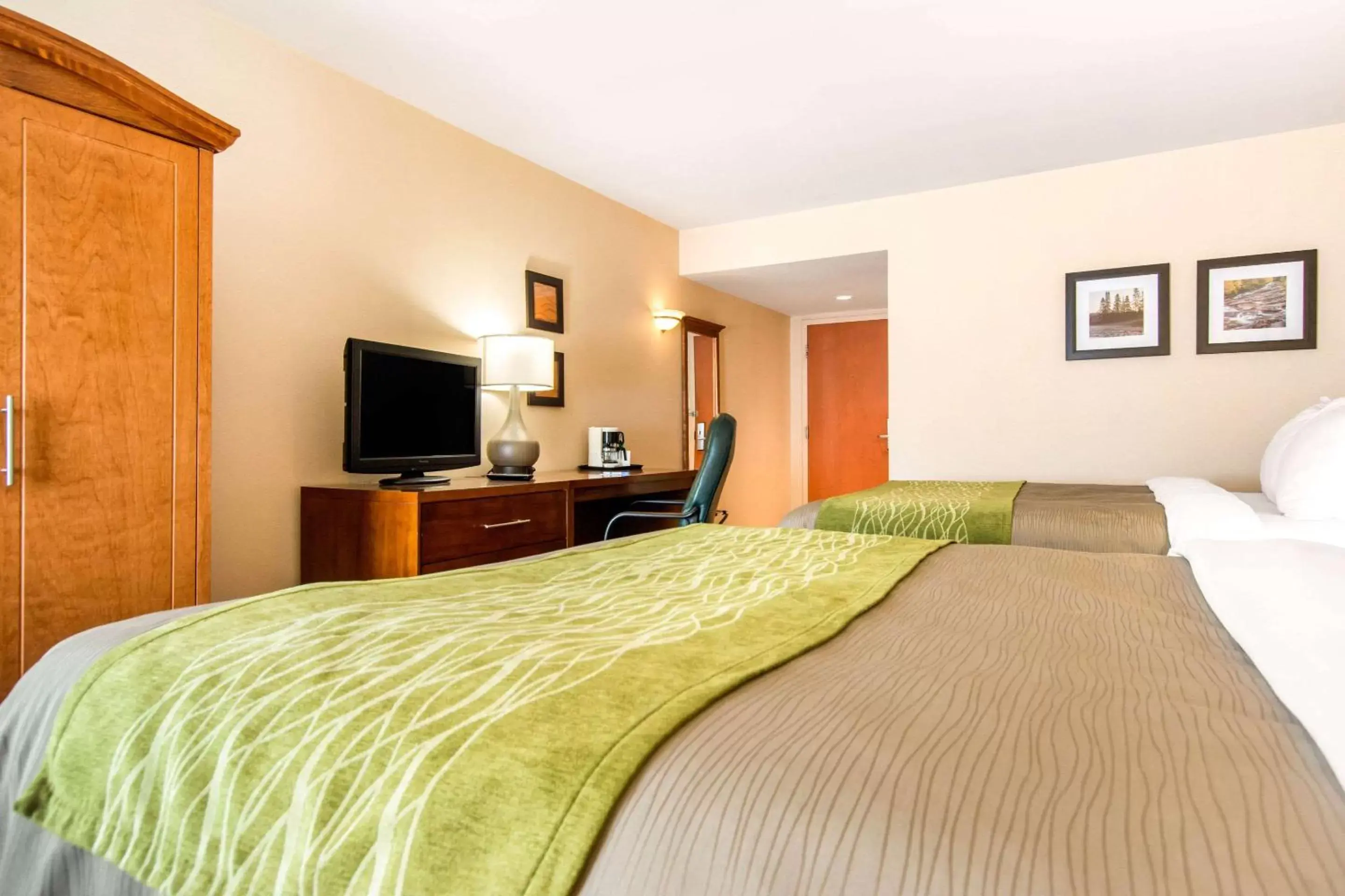 Photo of the whole room, Bed in Comfort Inn & Suites Shawinigan