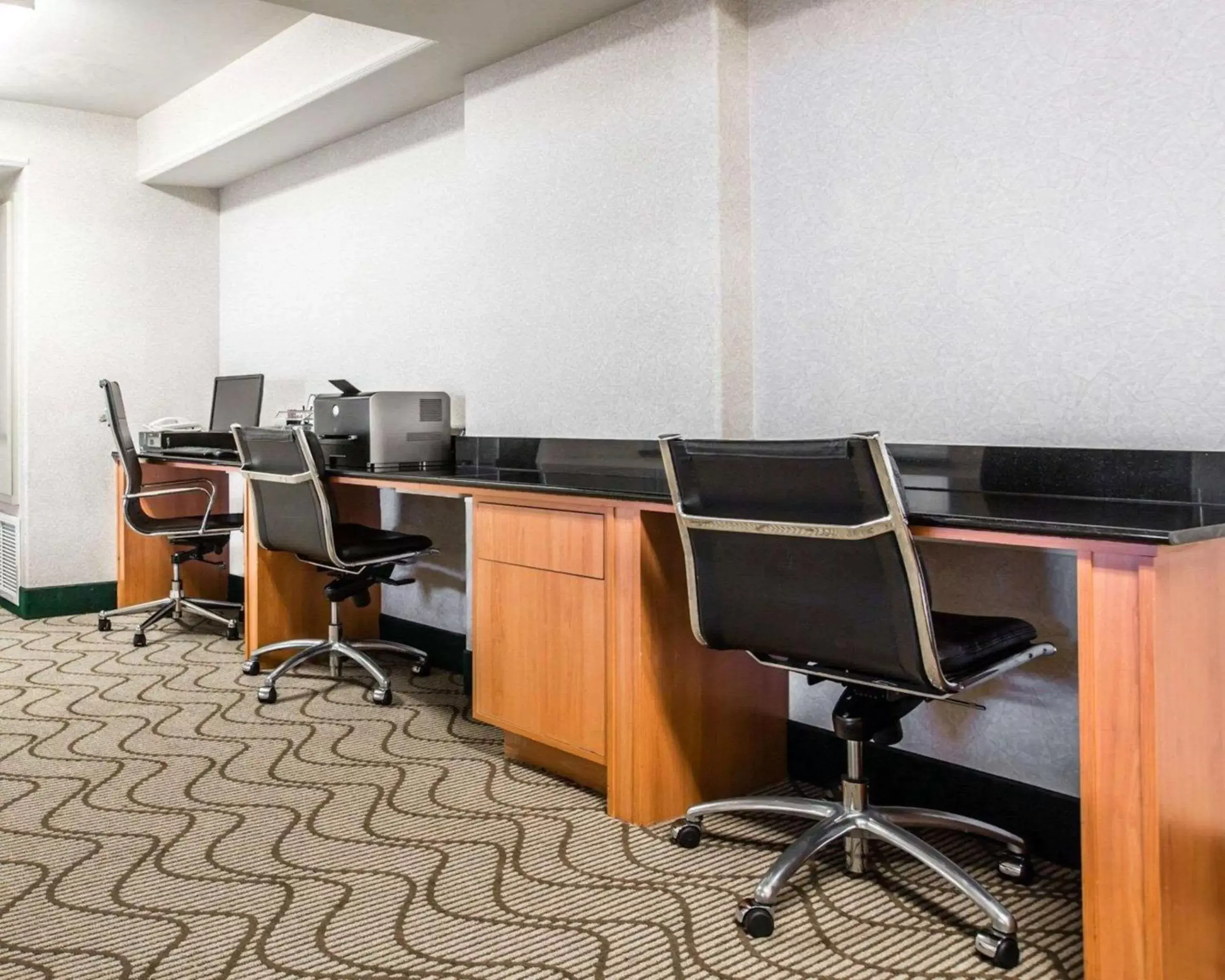 On-site shops, Business Area/Conference Room in Comfort Suites Victorville-Hesperia