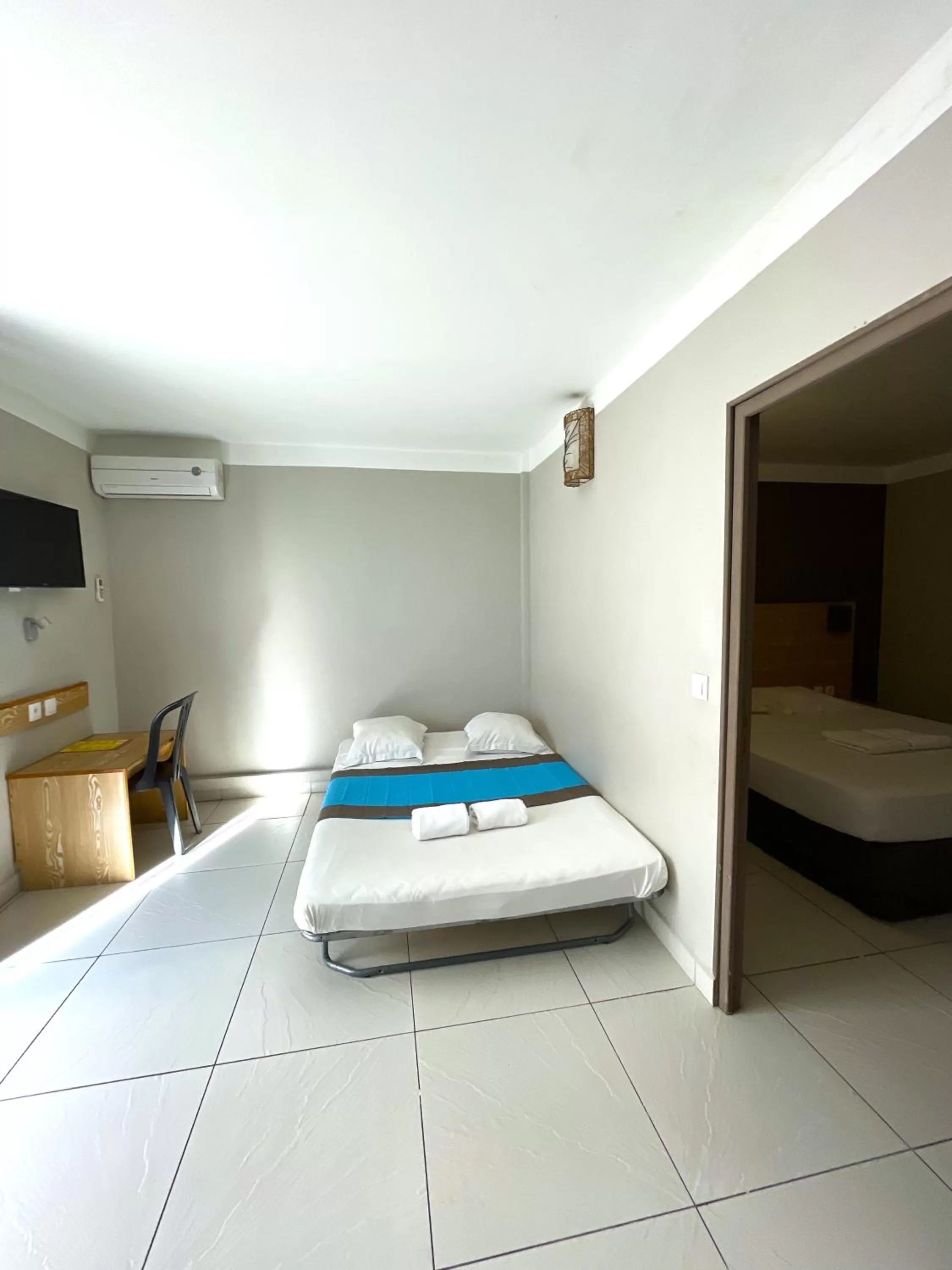 Photo of the whole room, Bed in Hôtel Select - Réunion