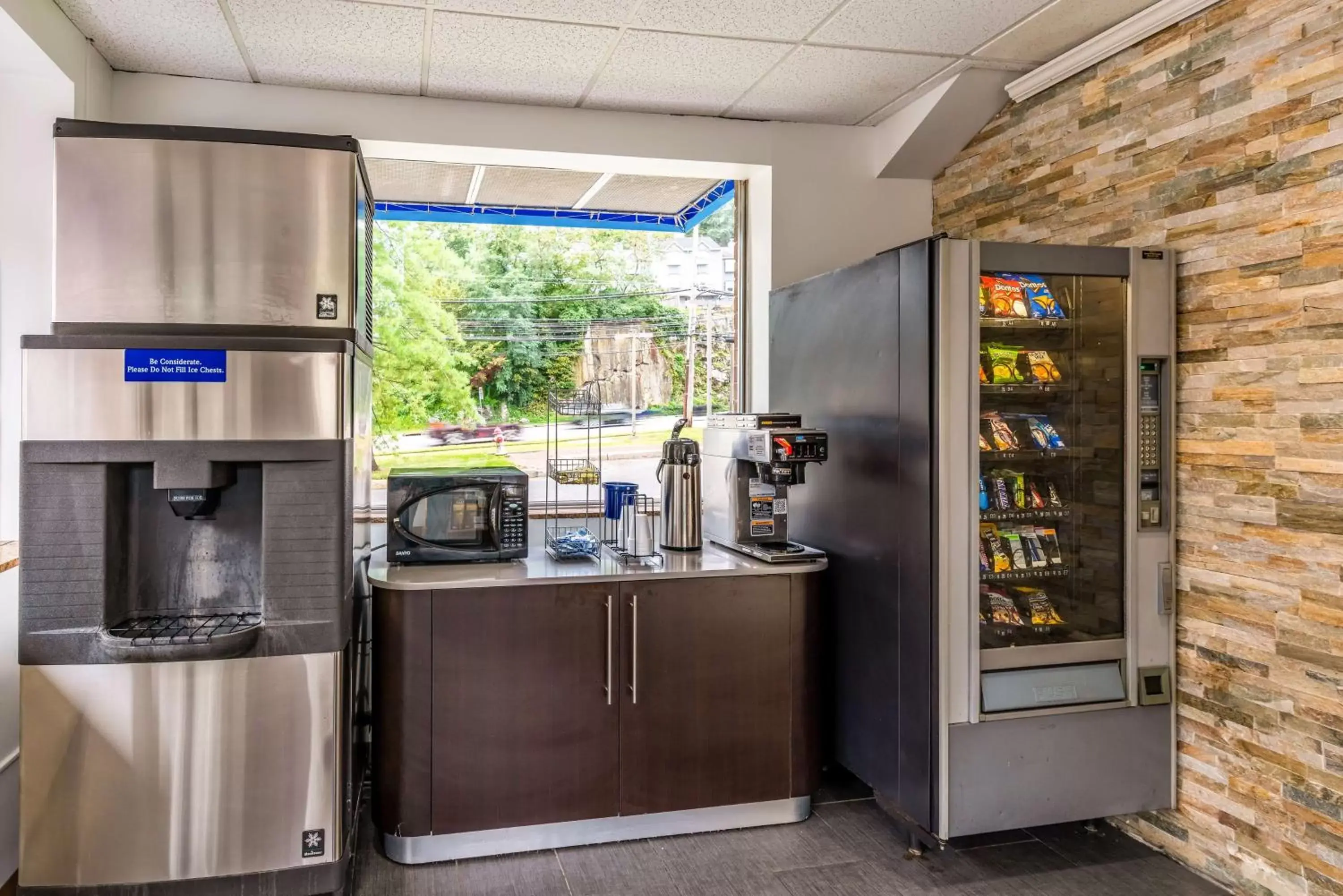 Coffee/tea facilities in Motel 6-Elmsford, NY - White Plains
