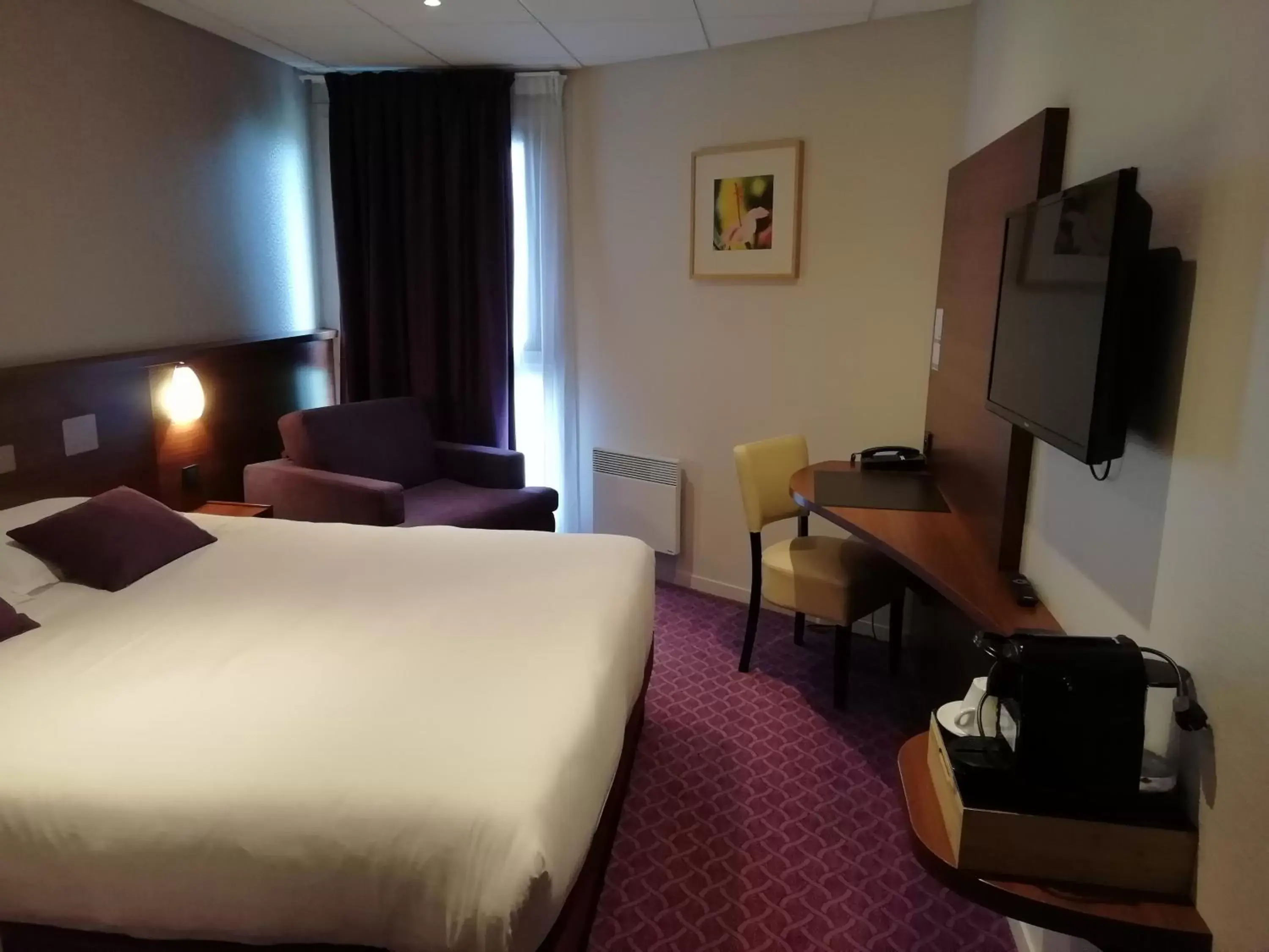 Bed in Brit Hotel Tours Sud – Le Cheops