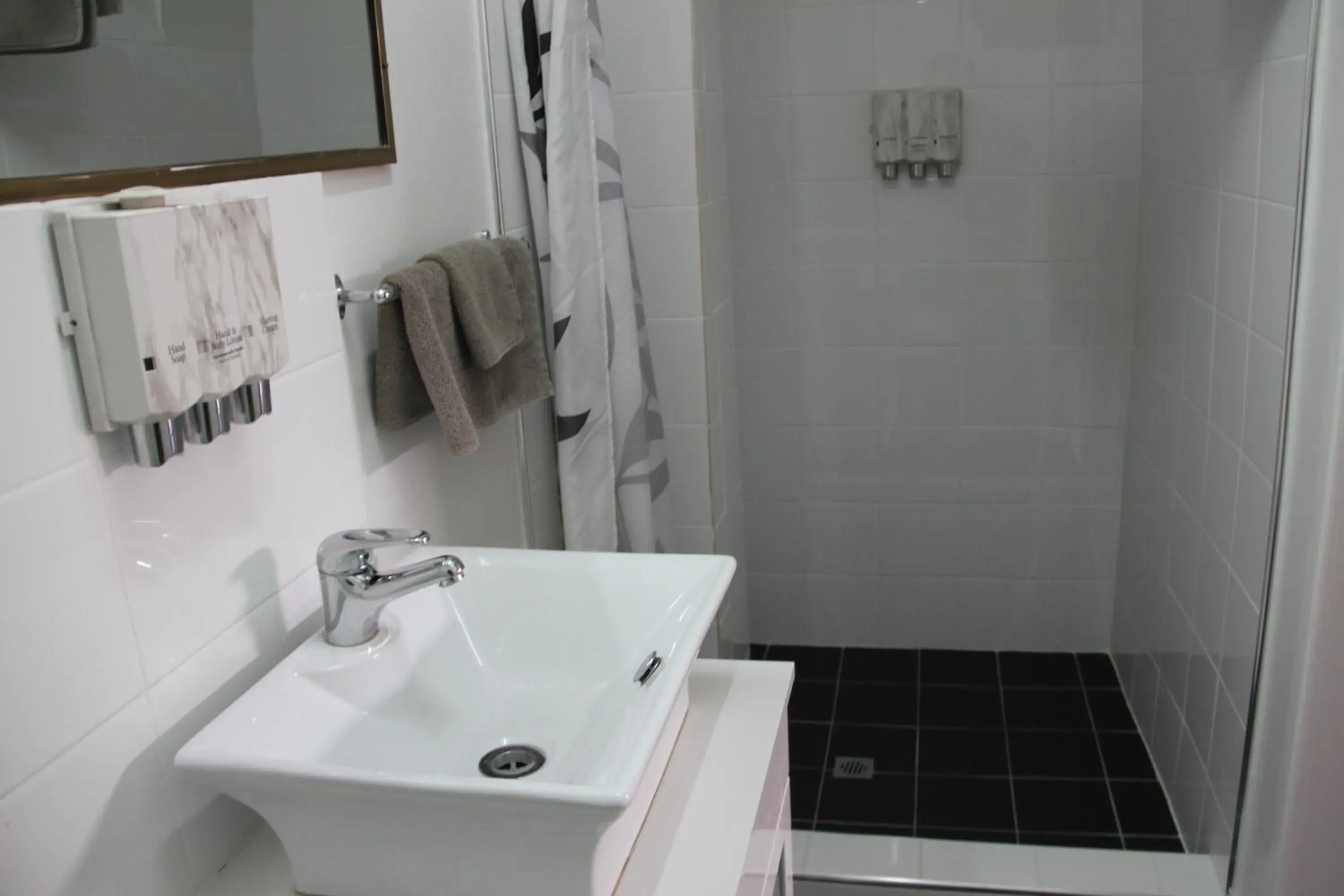 Shower, Bathroom in Alpine Heritage Motel