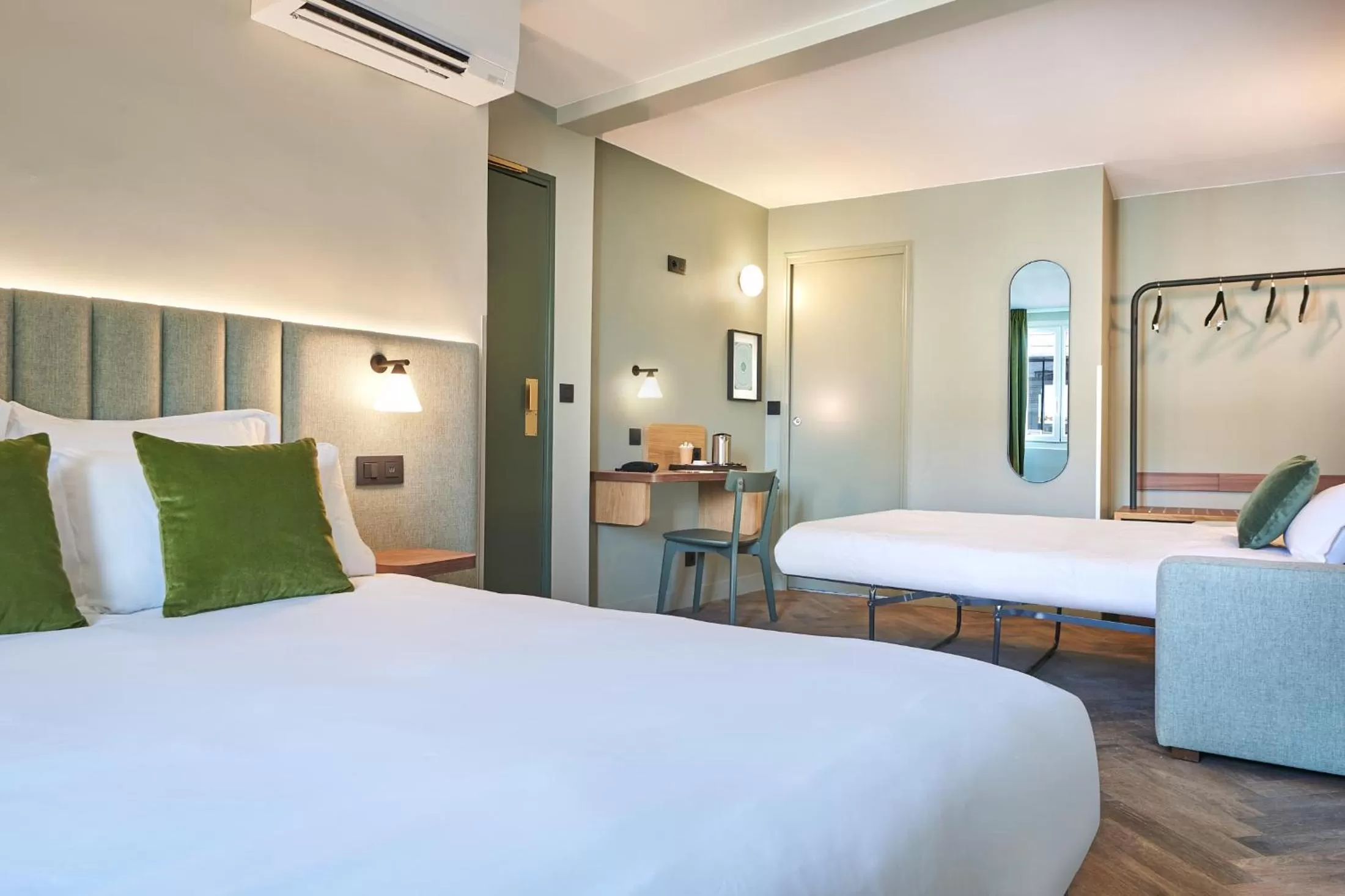 Bed in Hotel 10 Opéra by HappyCulture