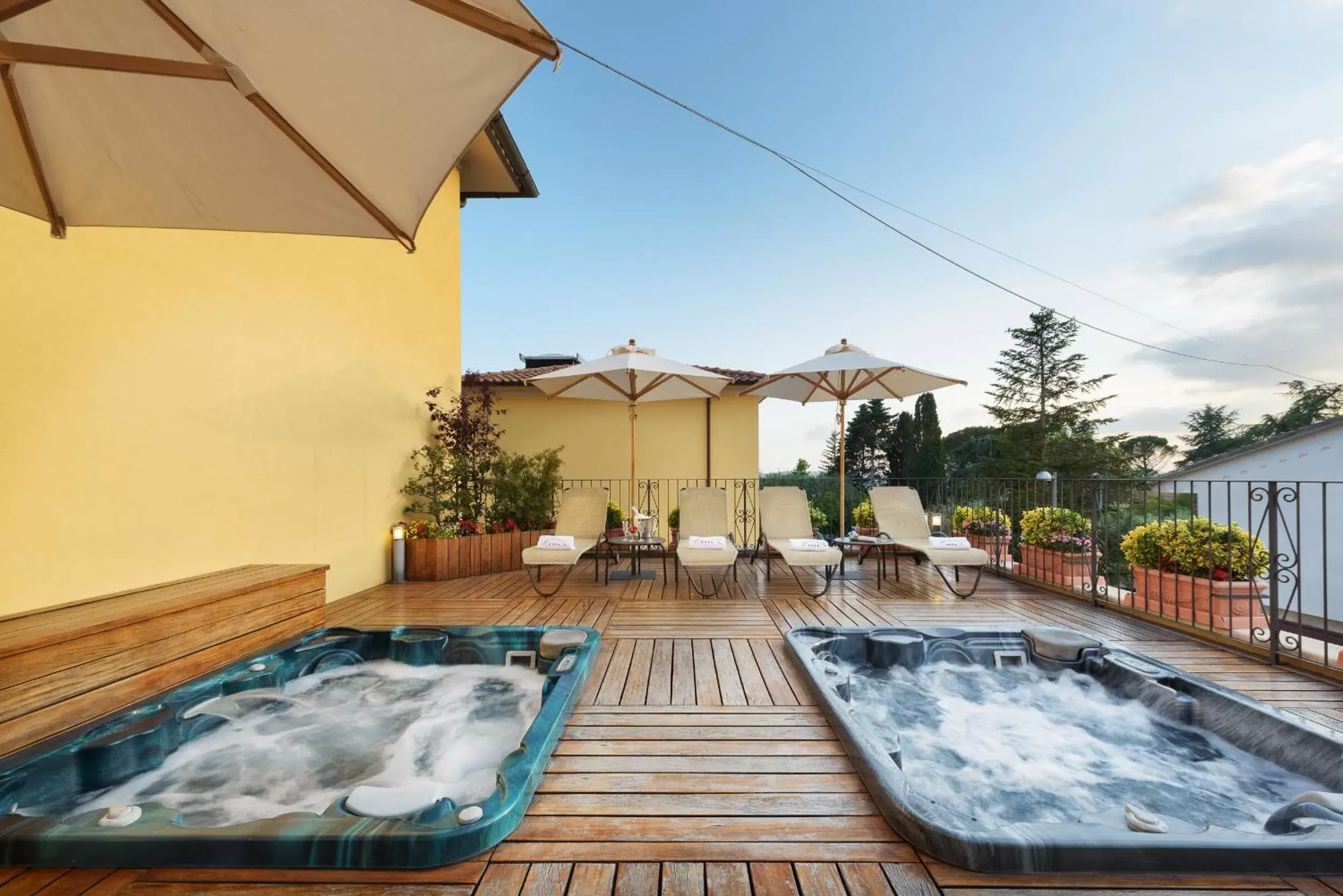 Hot Tub, Swimming Pool in Hotel Corsignano
