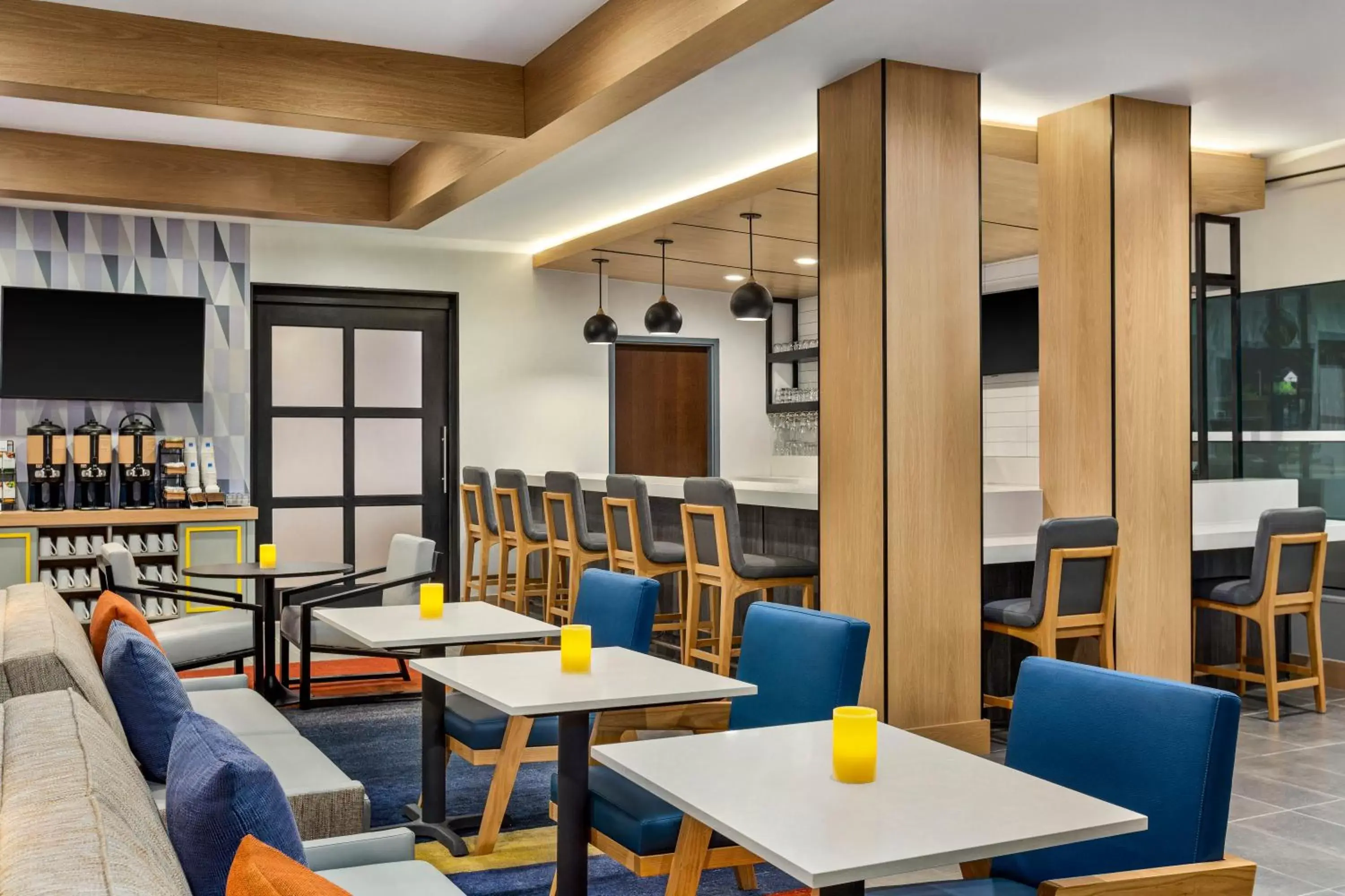 Lounge or bar in Hyatt House Bryan/College Station Lounge or bar in Hyatt House Bryan/College Station