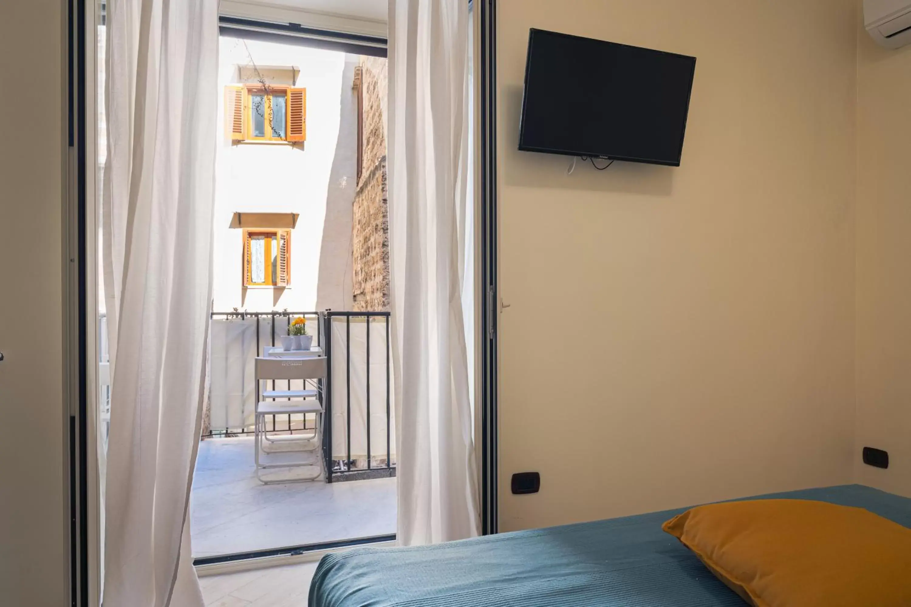 Bed, TV/Entertainment Center in Open Sicily Homes - Residence ai Quattro Canti - Selfcheck-in