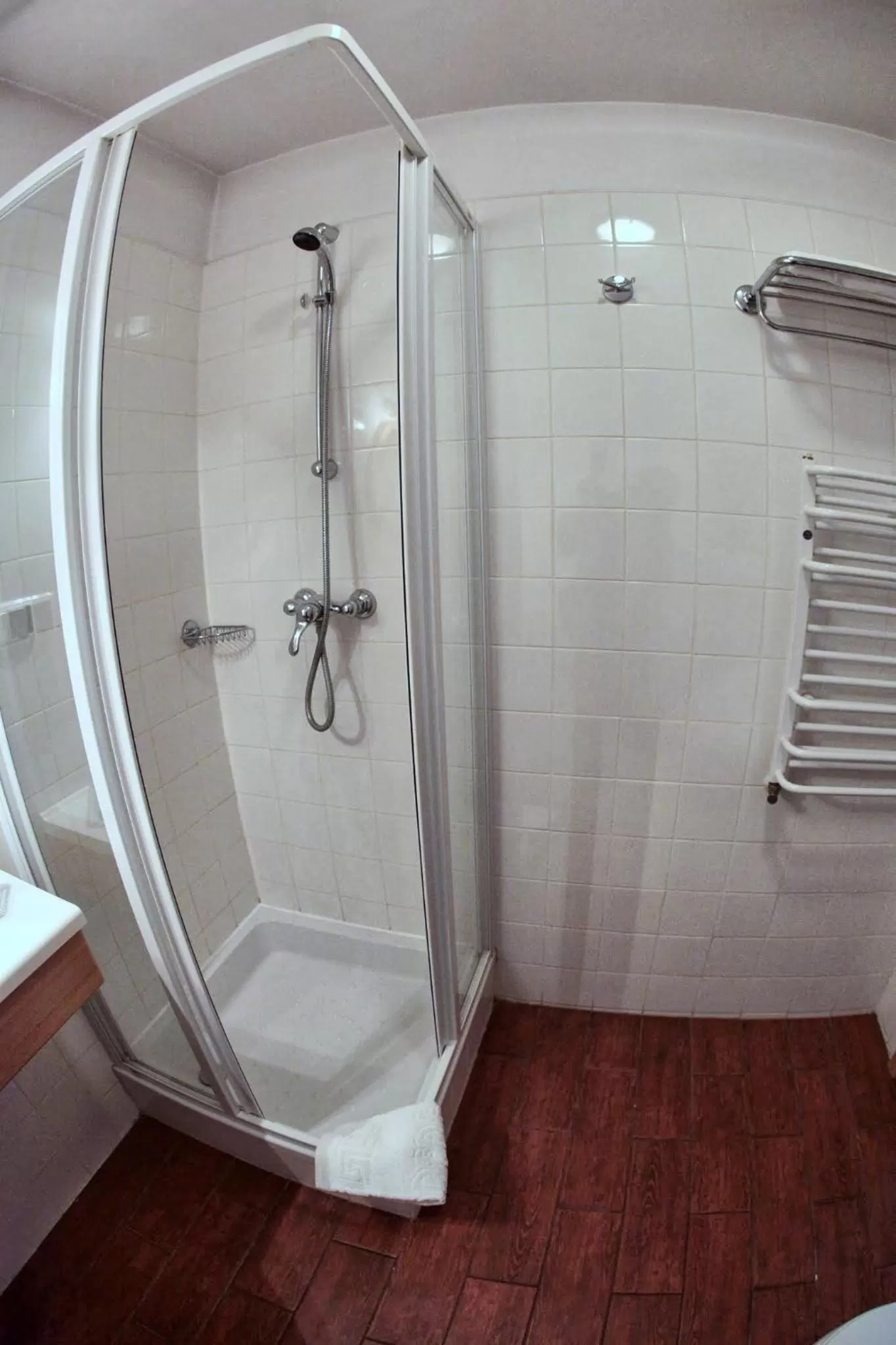 Shower in Dedek Park - historyczny dworek w pięknym Parku Skaryszewskim obok Stadionu Narodowego