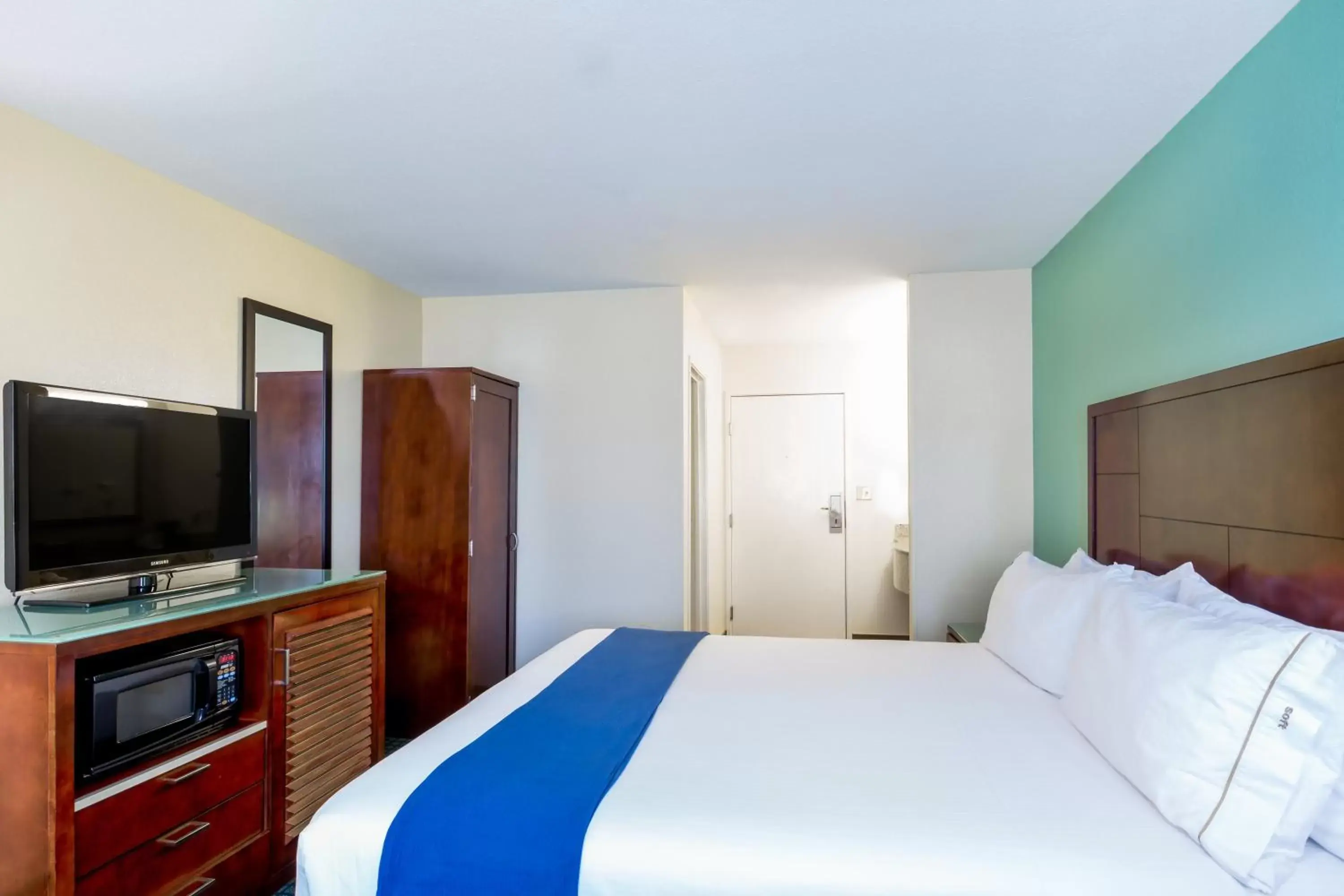 Photo of the whole room, Bed in Holiday Inn Express San Diego SeaWorld, an IHG Hotel