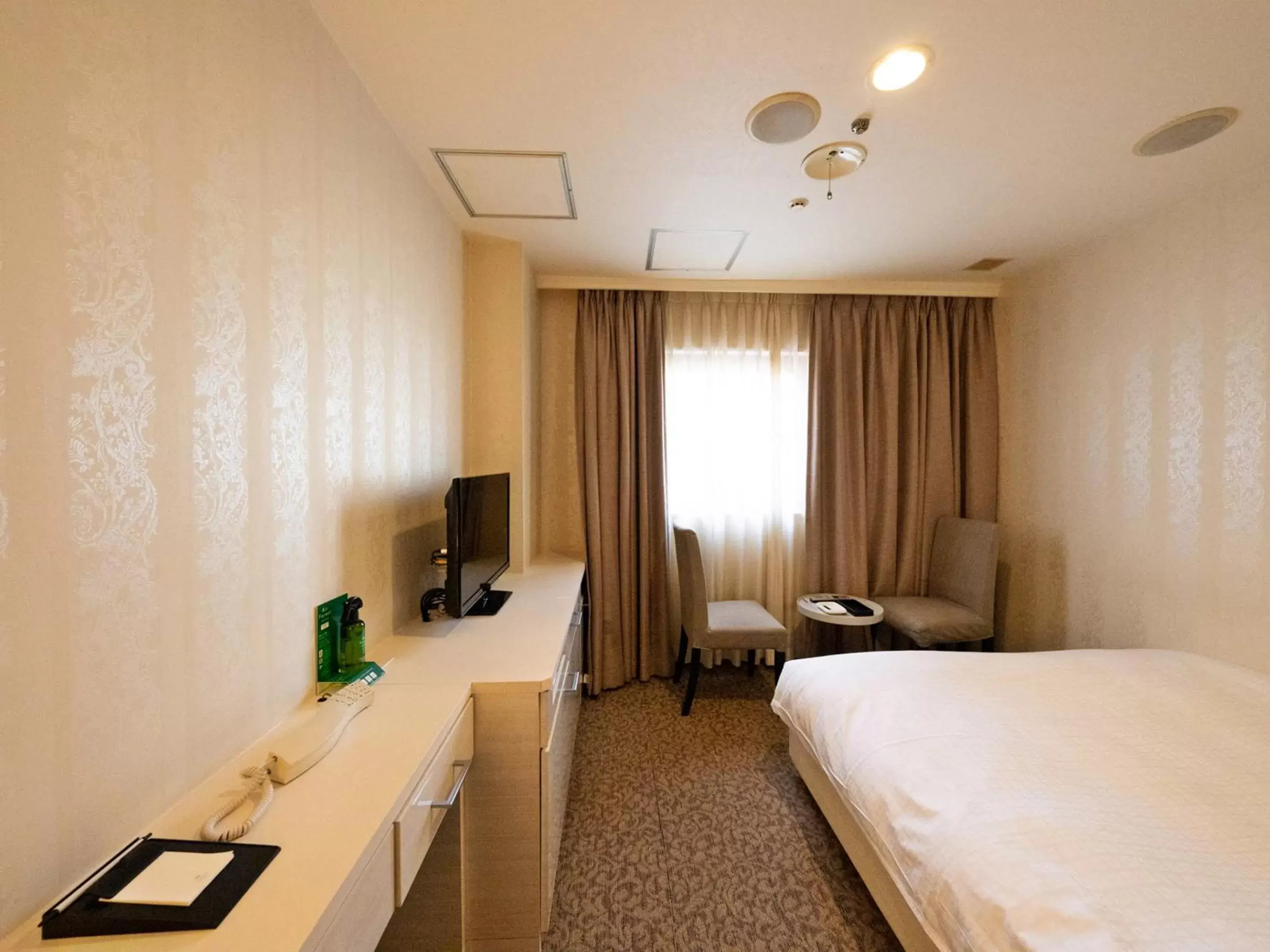 Bed, TV/Entertainment Center in ORDA HOTEL