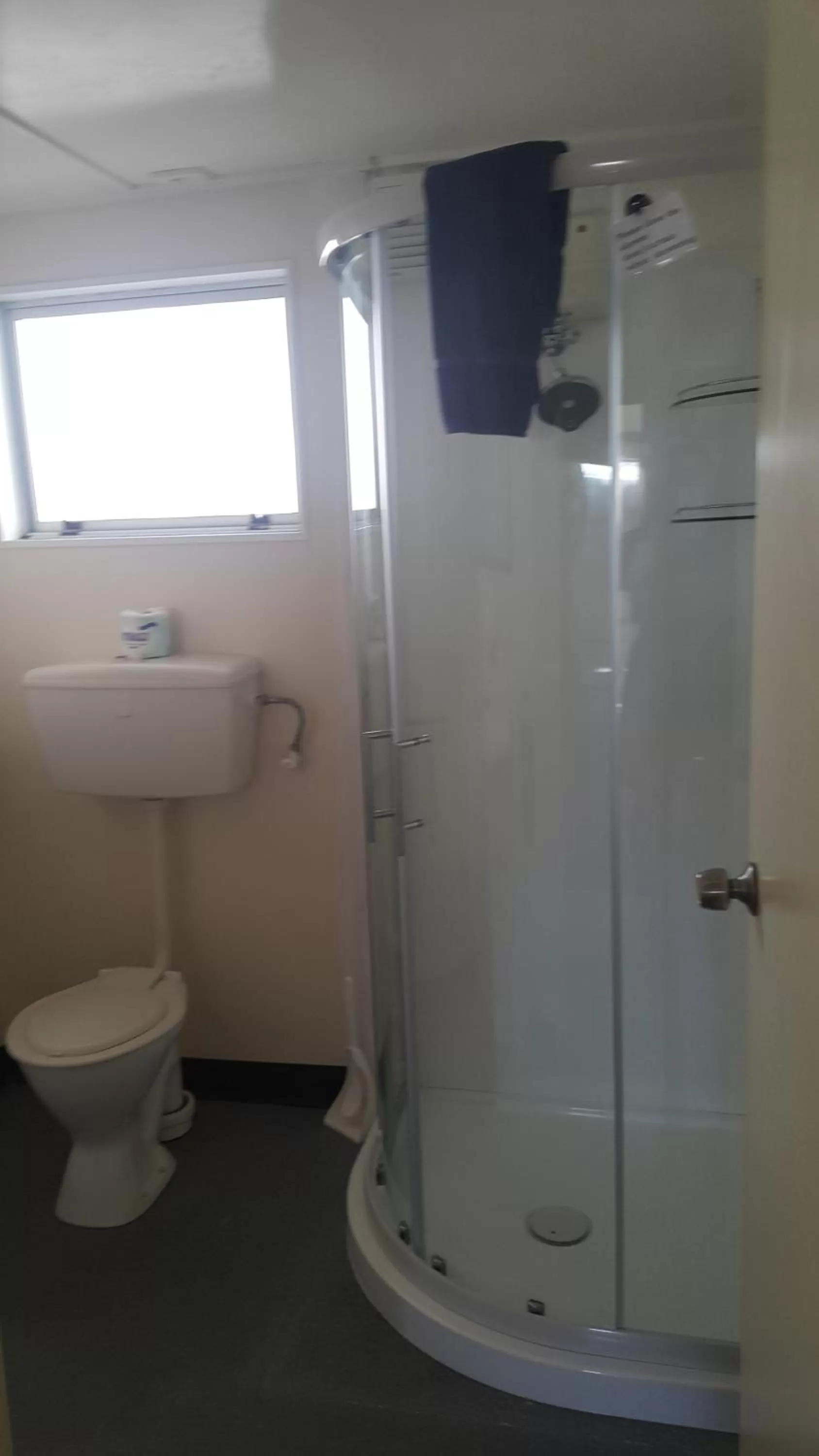 Bathroom in Camellia Court Family Motel