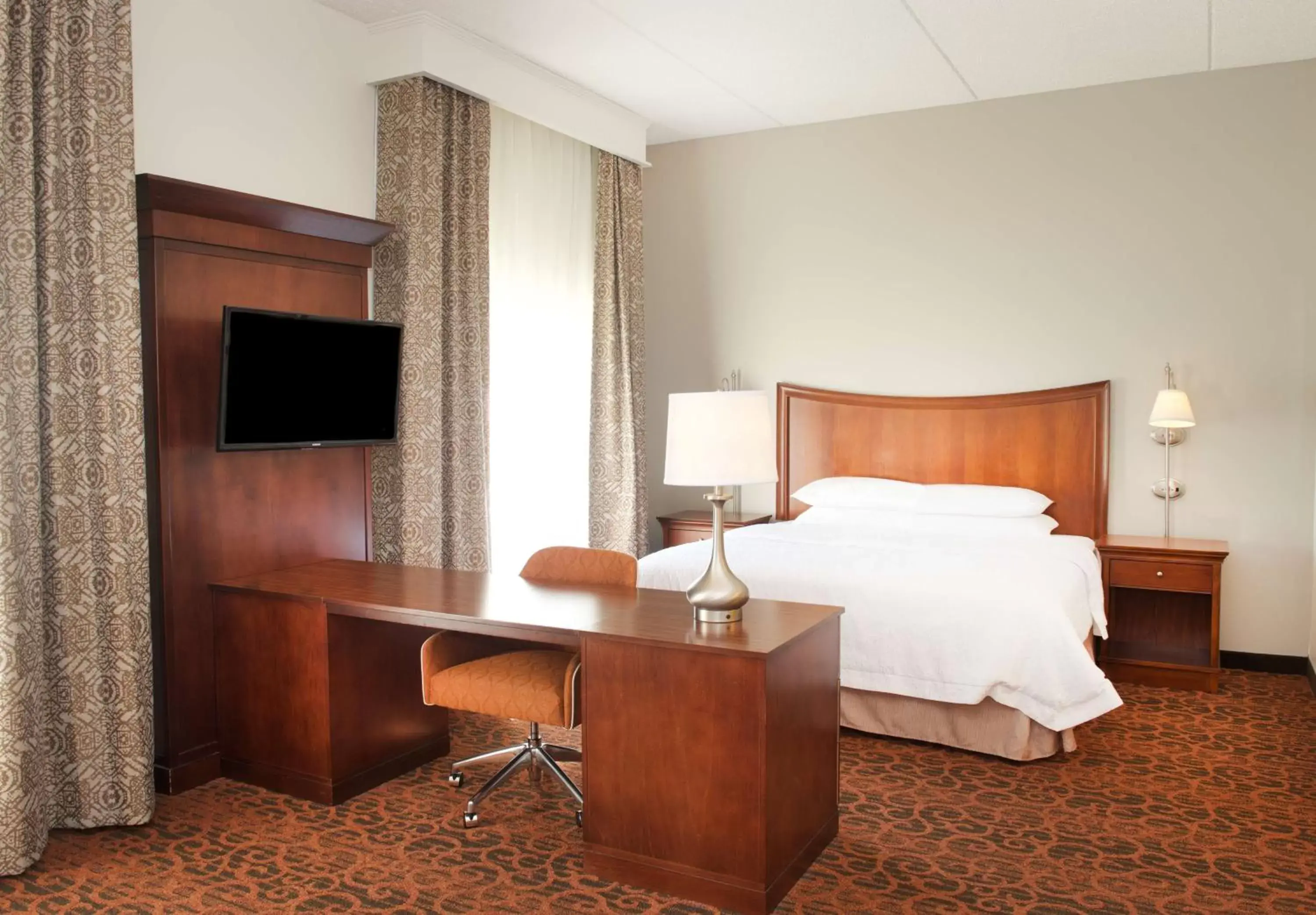 Bed in Hampton Inn & Suites Pittsburgh-Meadow Lands