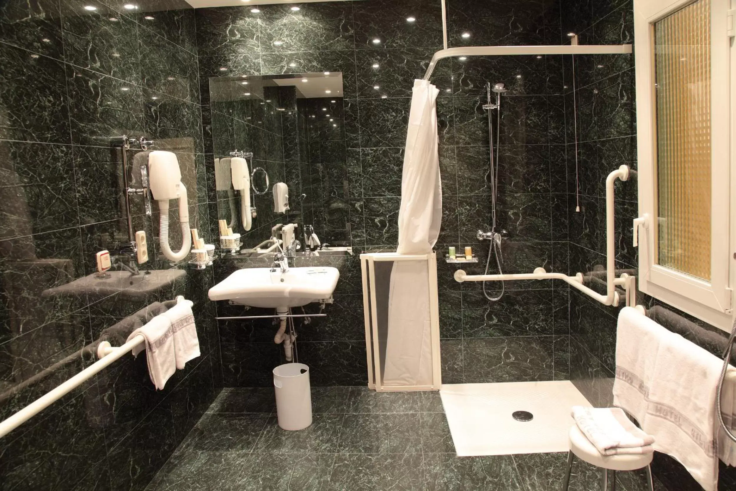 Double or Twin Room - Disability Access in Hotel Atlántico