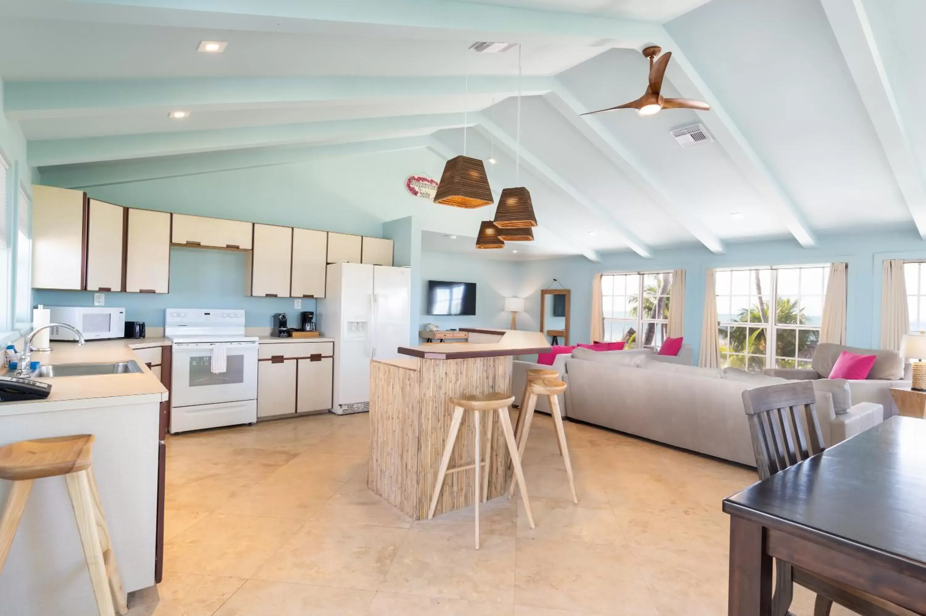 Kitchen or kitchenette, Dining Area in Lime Tree Bay Resort