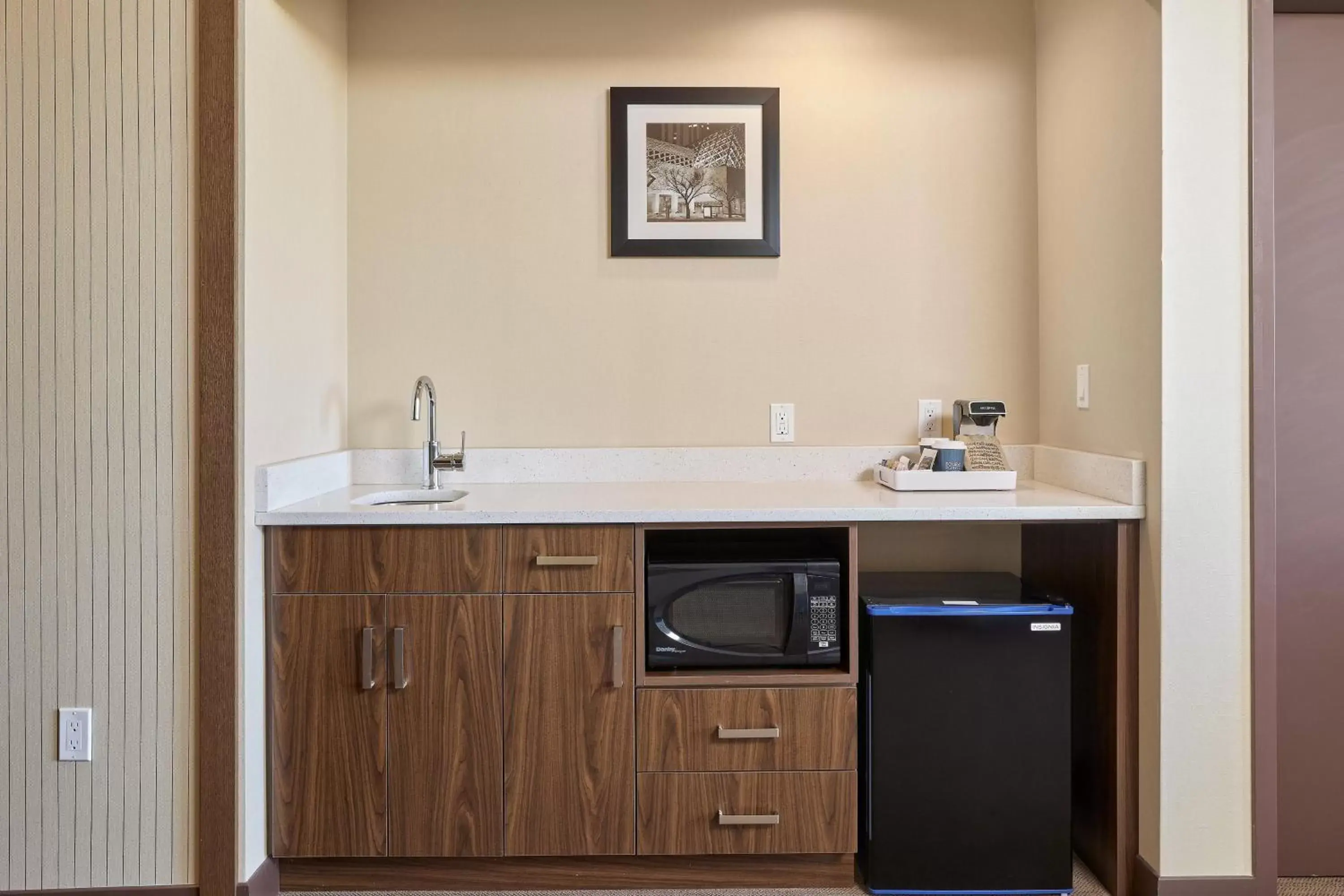 Bedroom, Kitchen/Kitchenette in Four Points by Sheraton Sherwood Park