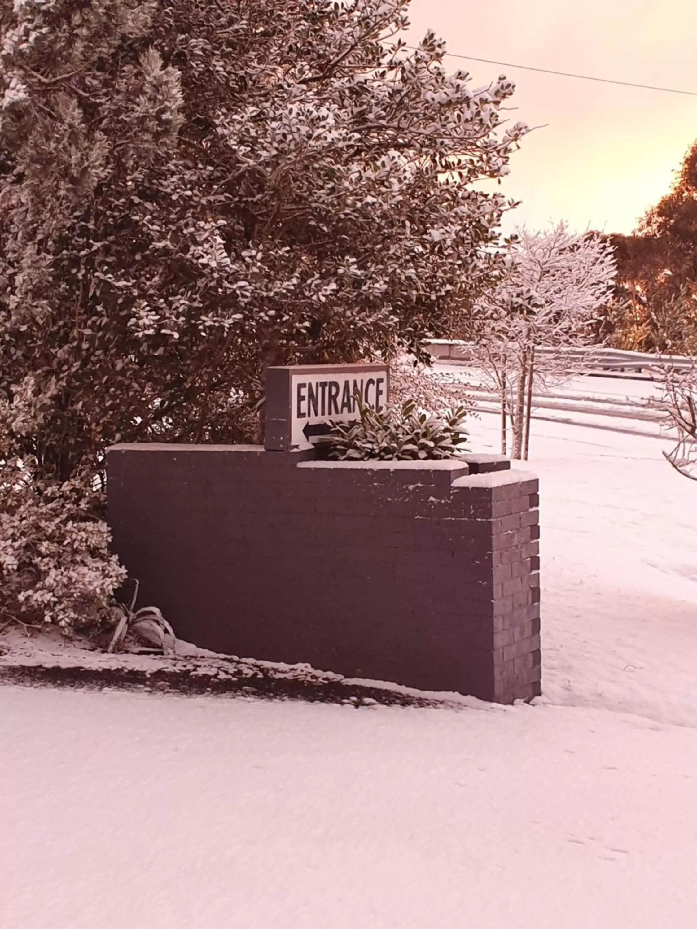 Property logo or sign, Winter in Sky Rider Motor Inn