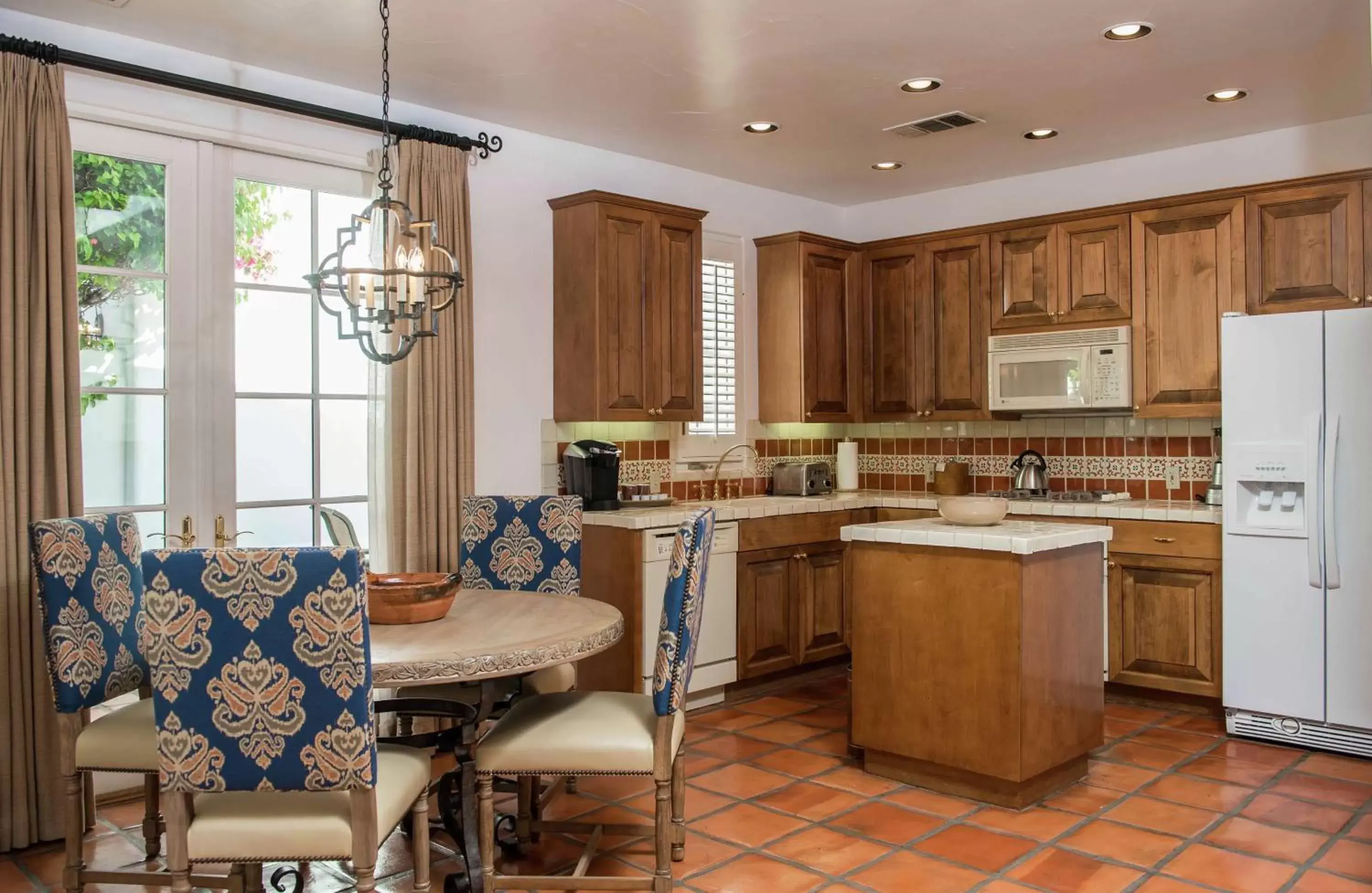 Living room, Kitchen/Kitchenette in La Quinta Resort & Club, Curio Collection