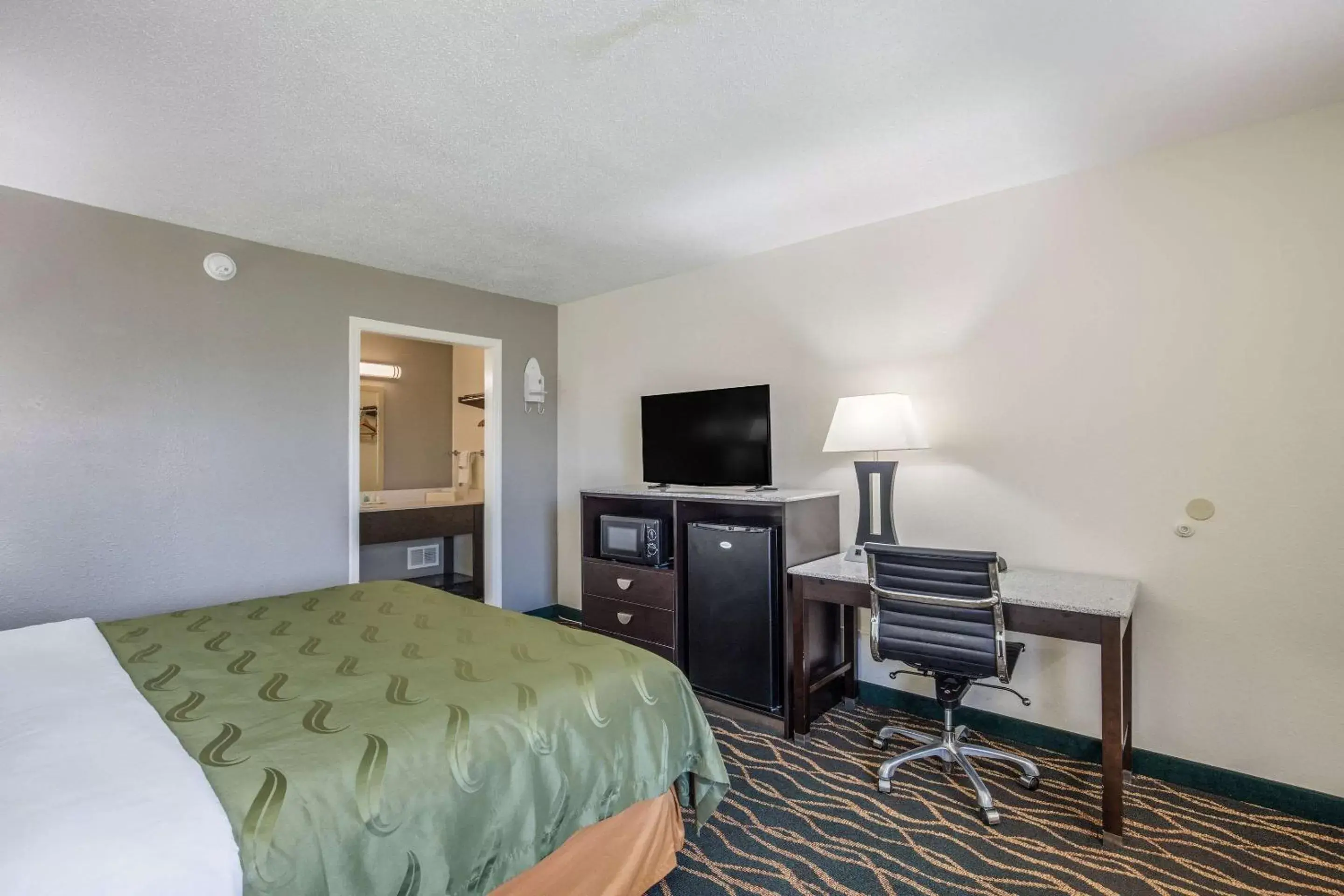 Photo of the whole room, Bed in Quality Inn & Suites Conference Center Thomasville