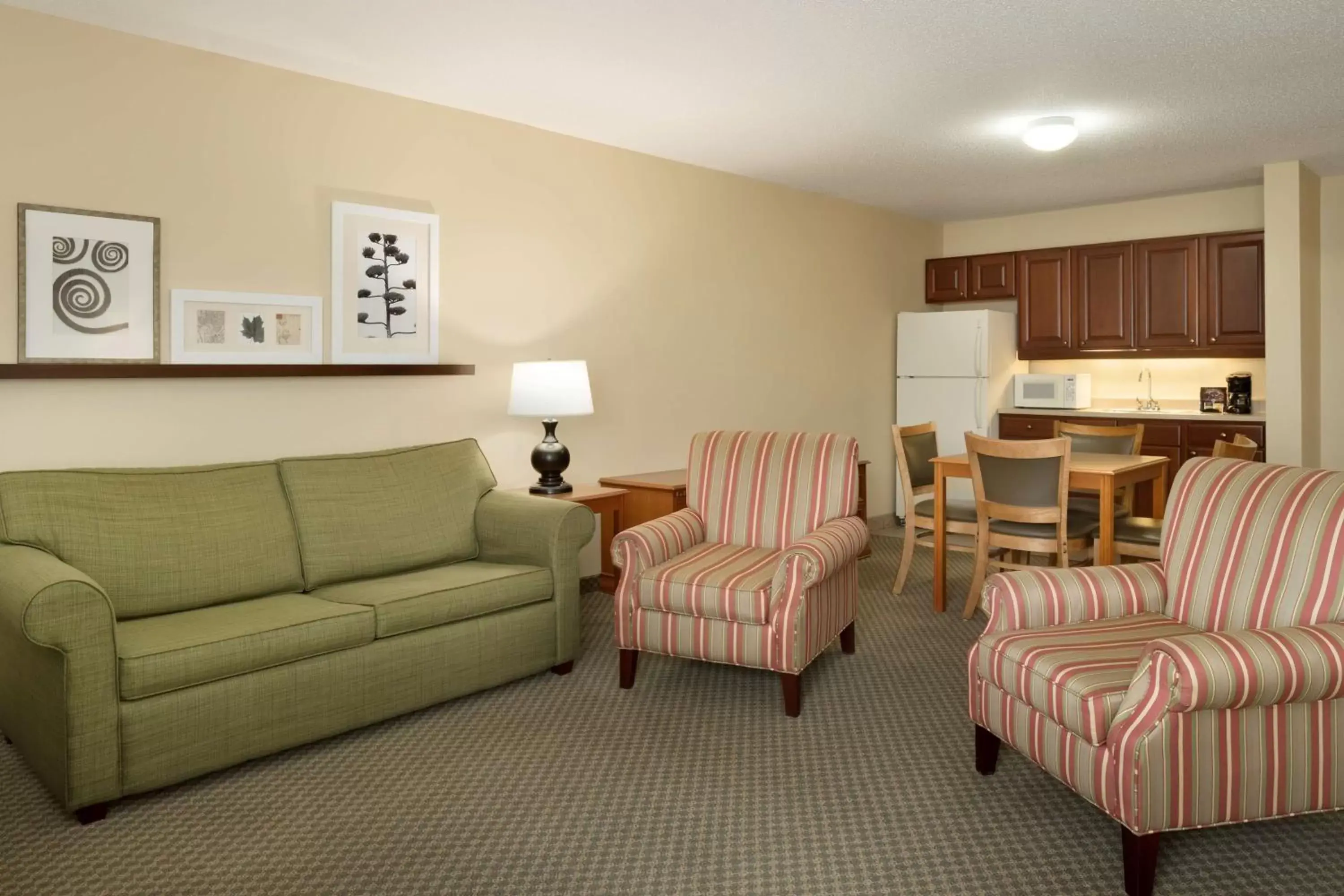 Photo of the whole room, Seating Area in Country Inn & Suites by Radisson, Grinnell, IA