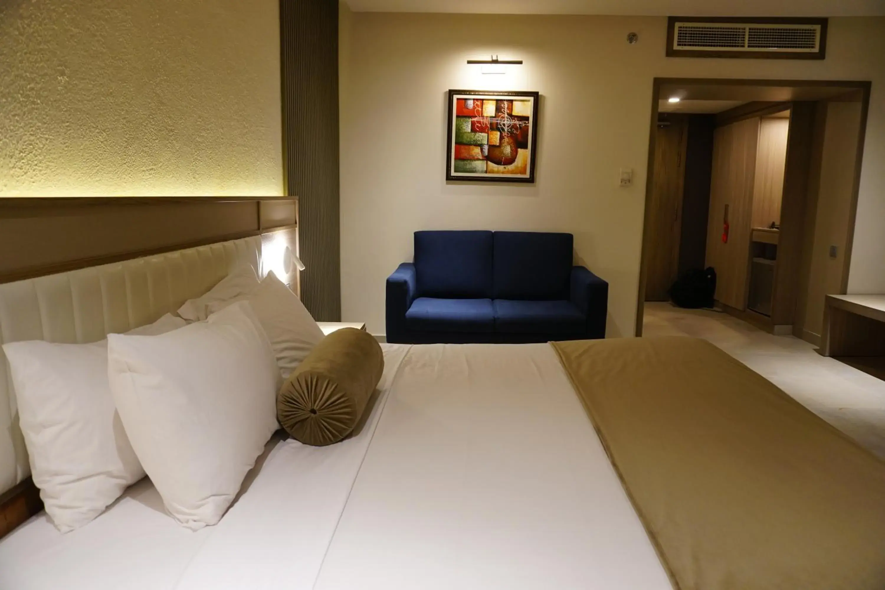 Bed in Regent Plaza Hotel & Convention Center