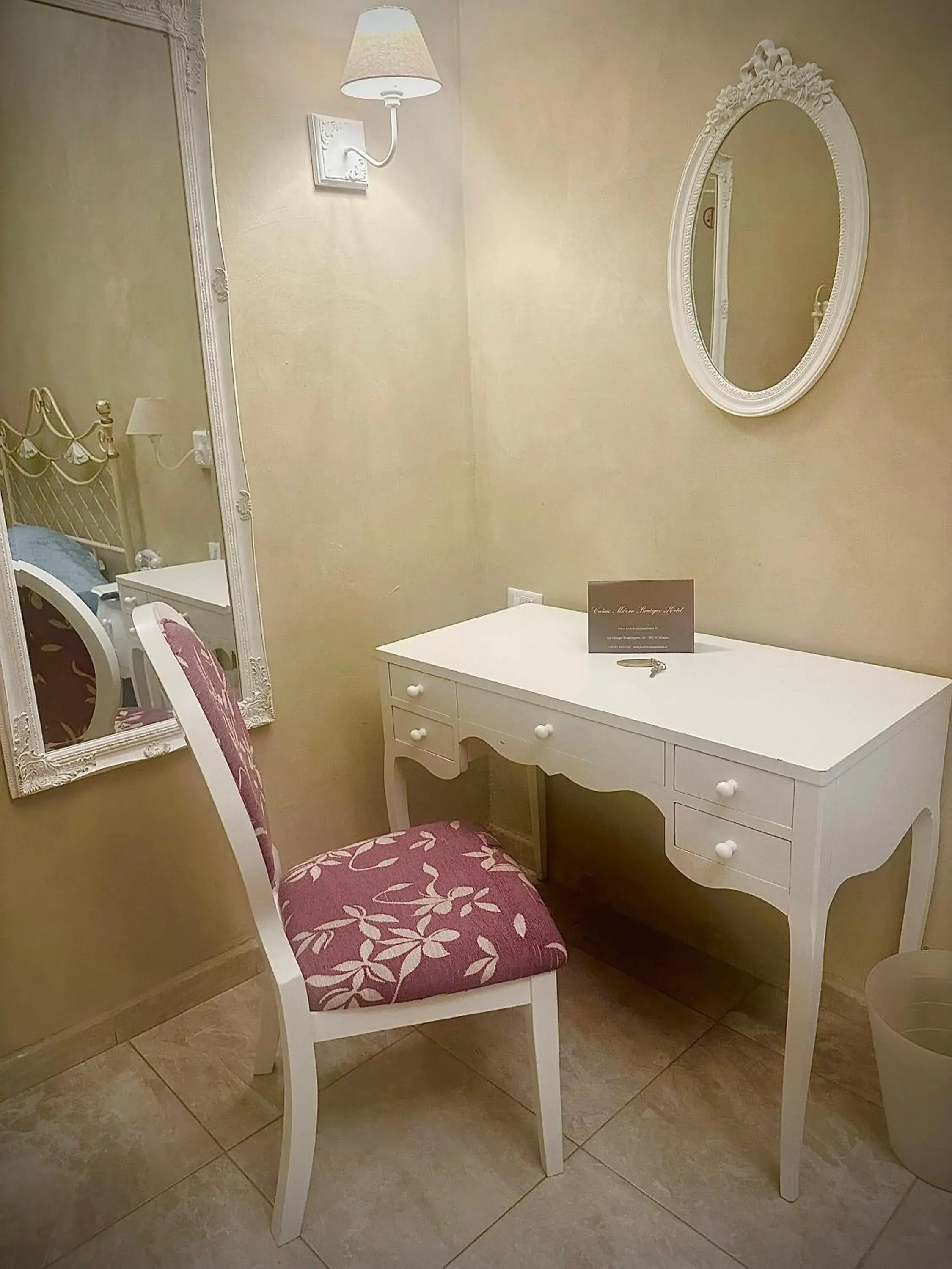 hair dresser, Bathroom in Boutique Hotel Calais Milano