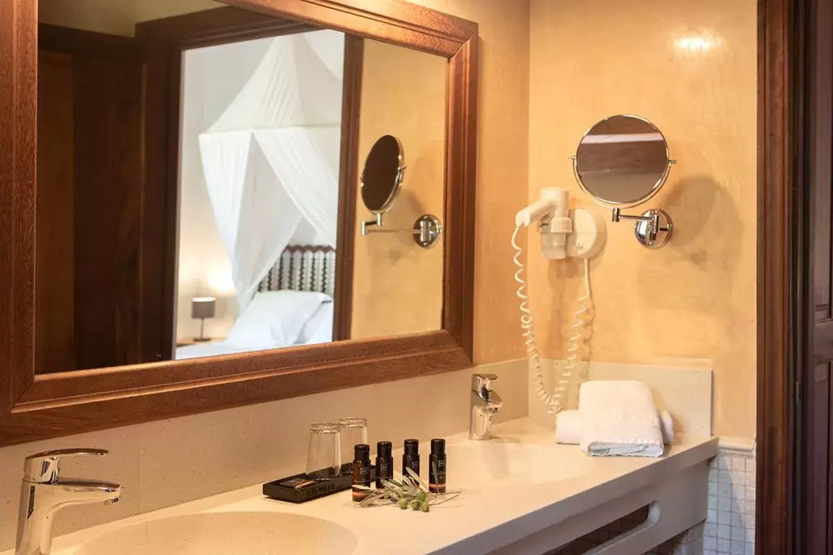 Bathroom in Hotel Es Port Bathroom in Hotel Es Port