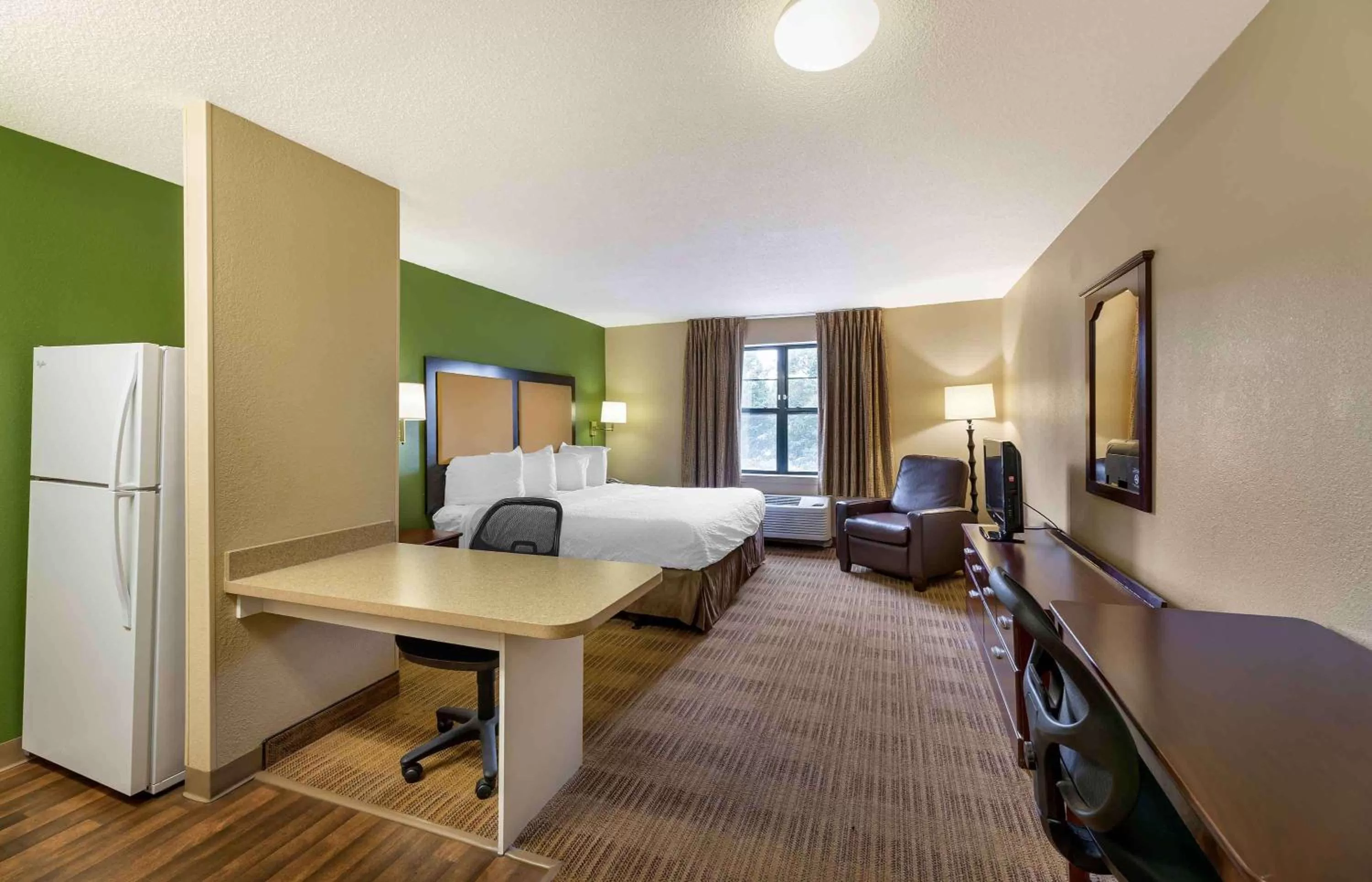 Bedroom, Bed in Extended Stay America Suites - Akron - Copley - East