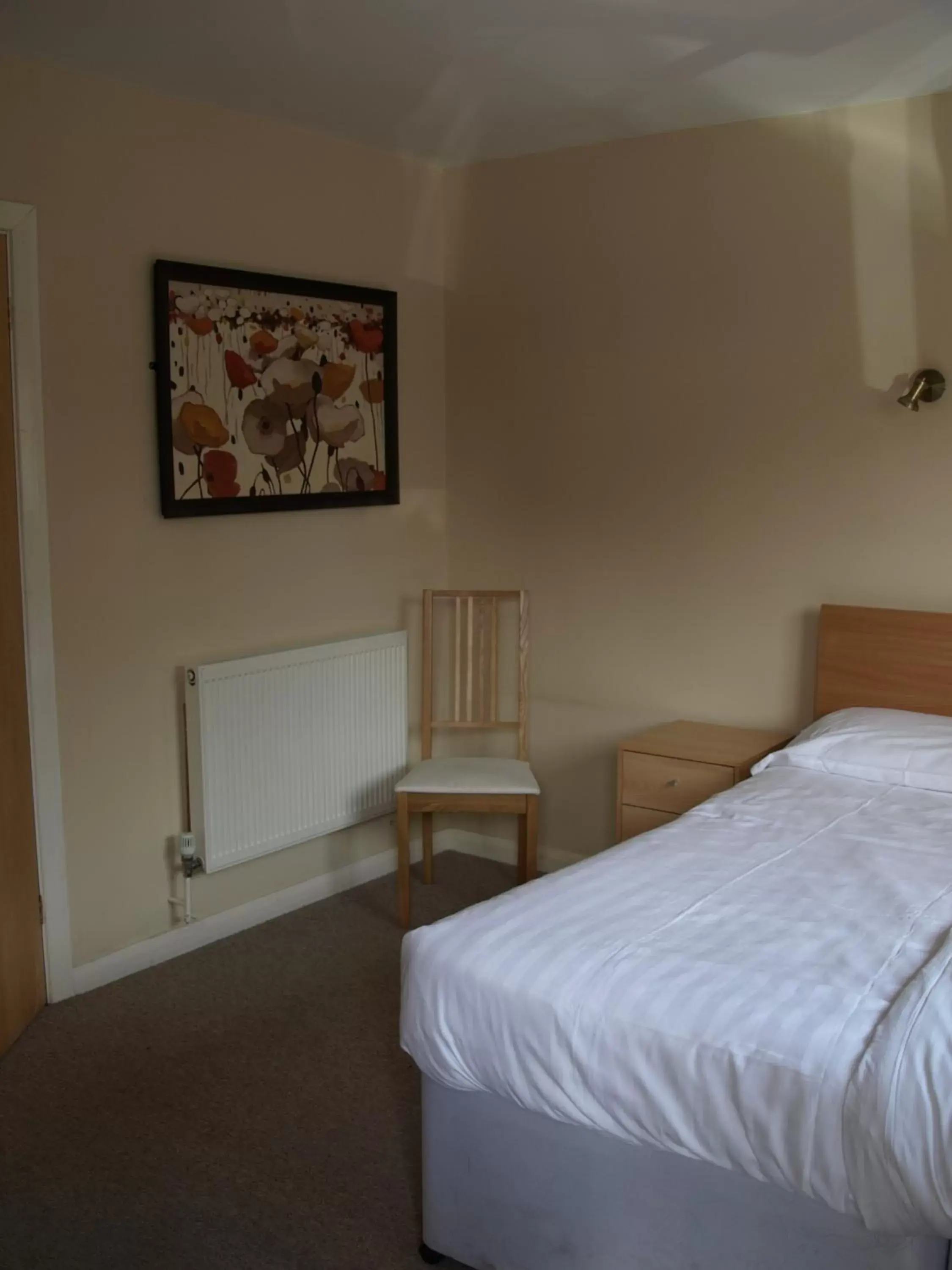 Seating area, Bed in Jolly Brewers Free House Inn