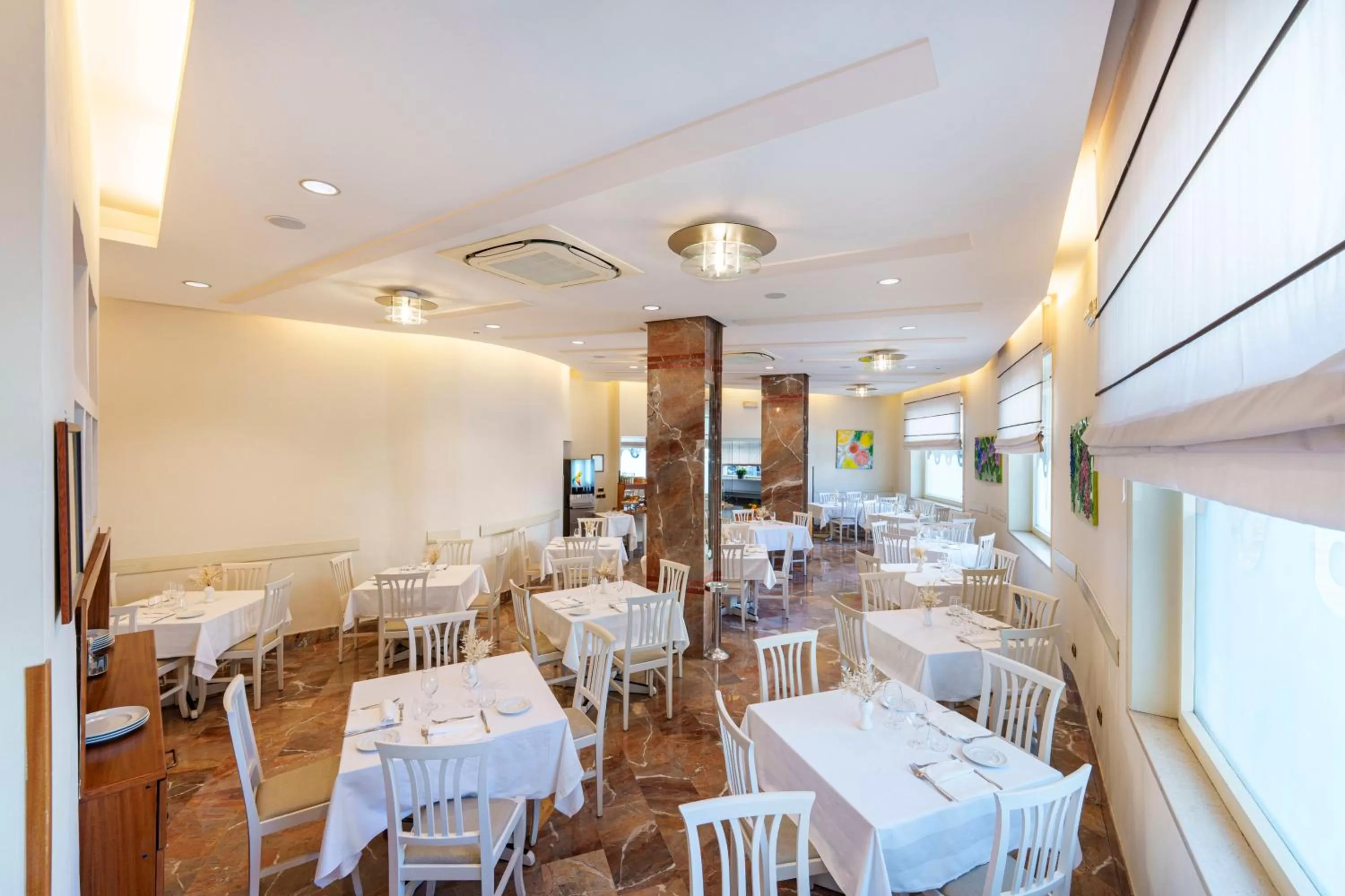 Restaurant/places to eat in Hotel Tourist